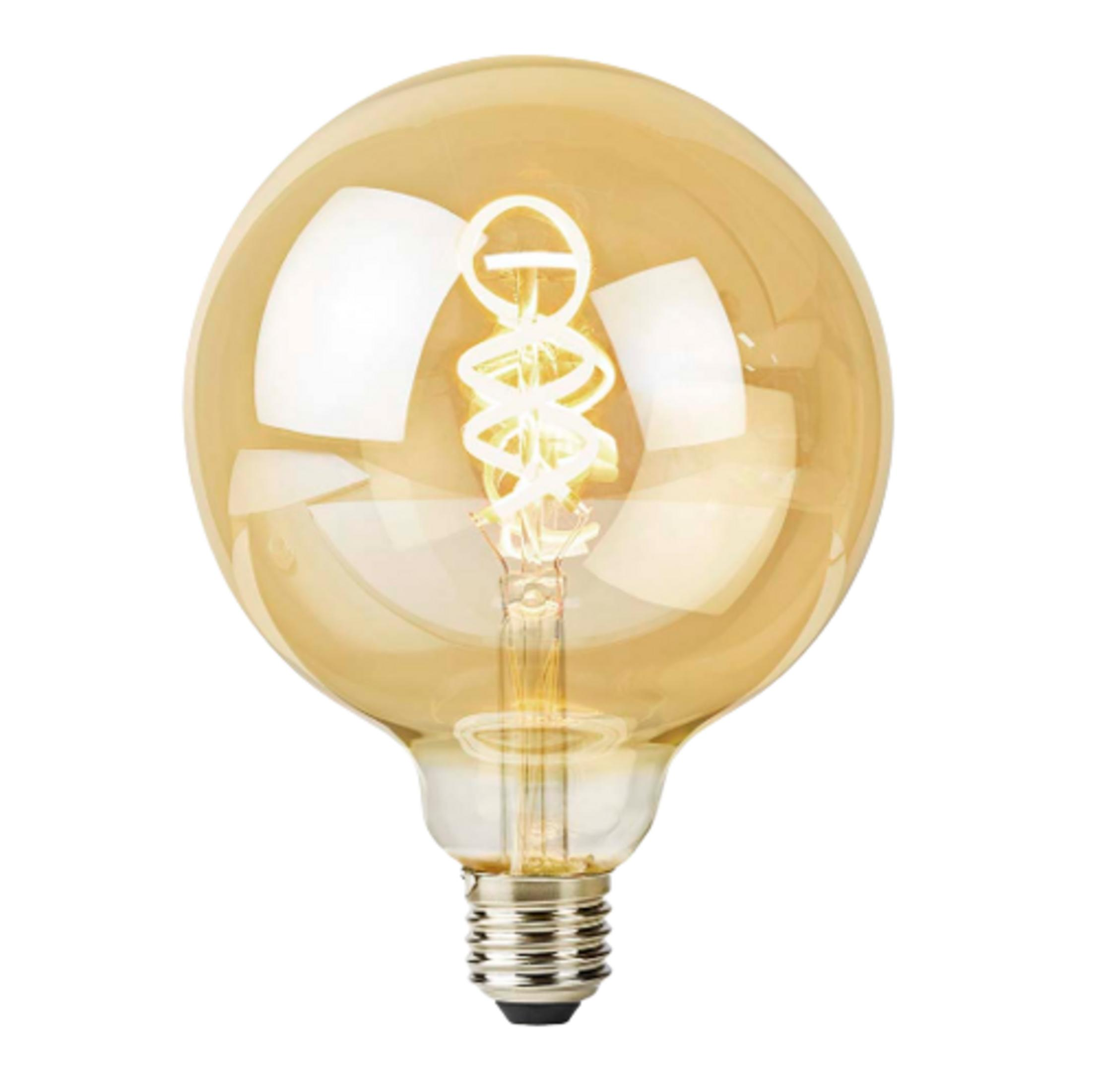 Amberowa żarówka z żarnikiem spiralnym na białym tle.