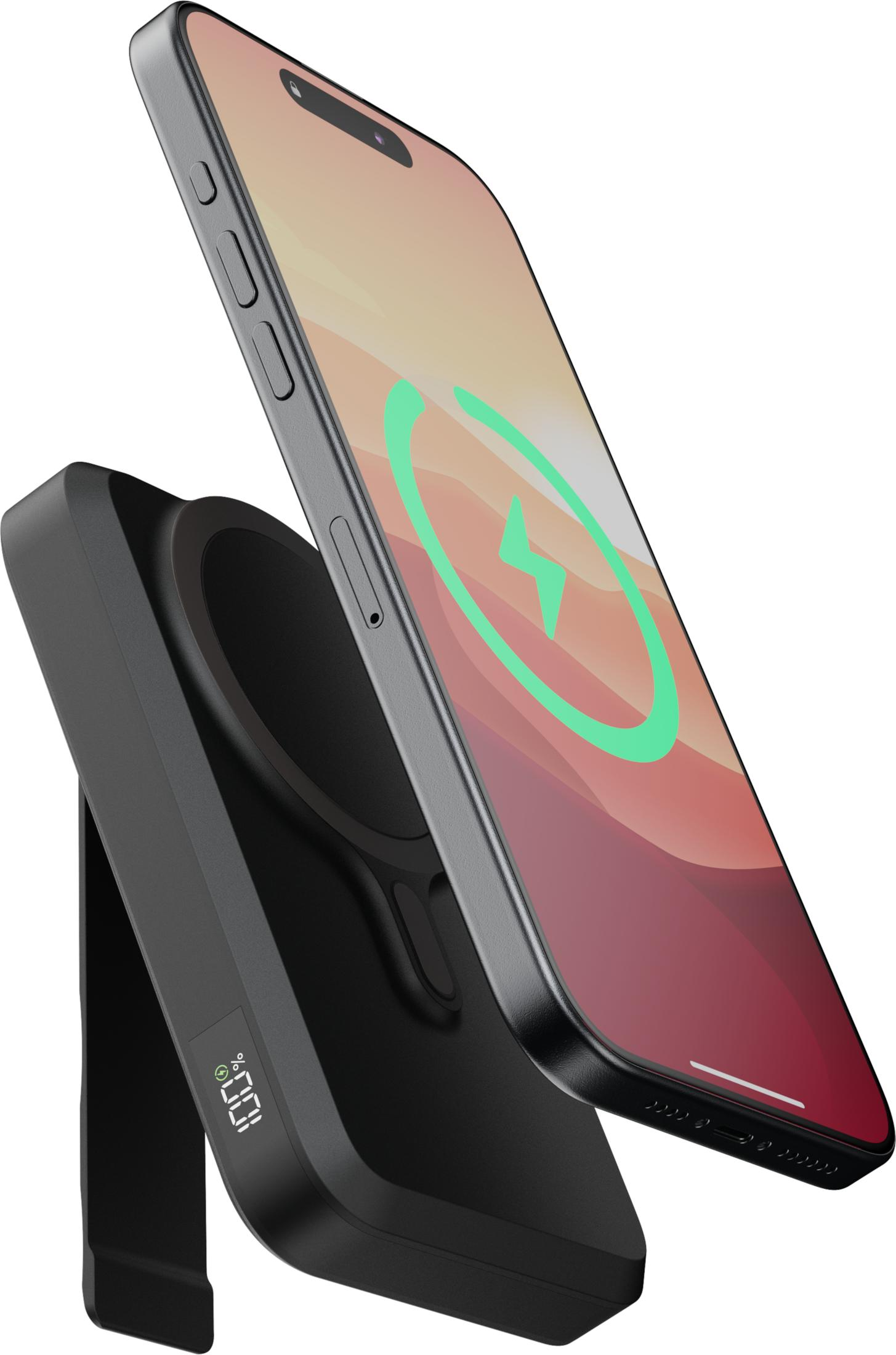 Un smartphone noir se charge sur un support de charge noir, affichant 100%.