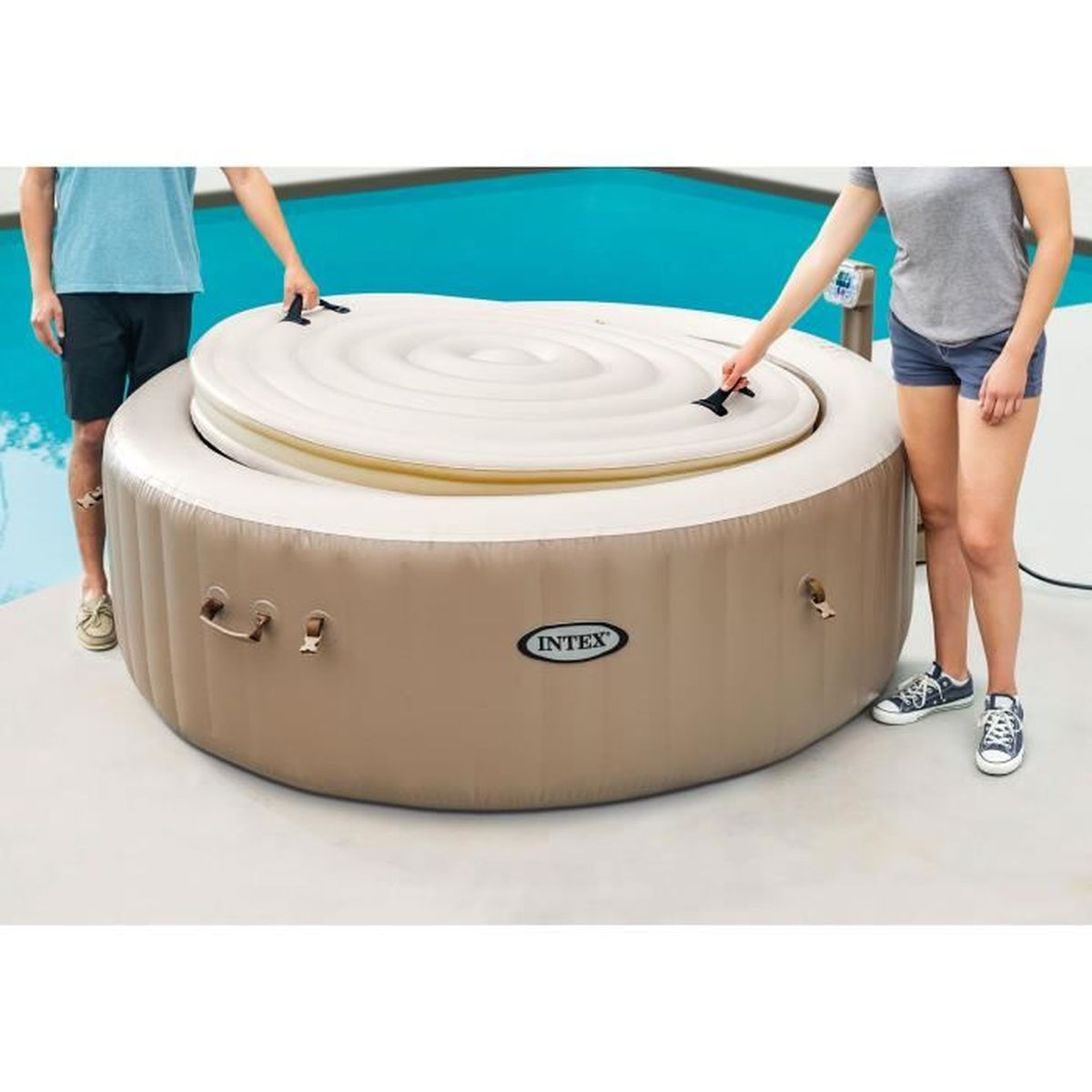 Zwei Personen öffnen eine aufblasbare Whirlpool-Abdeckung neben einem Pool.