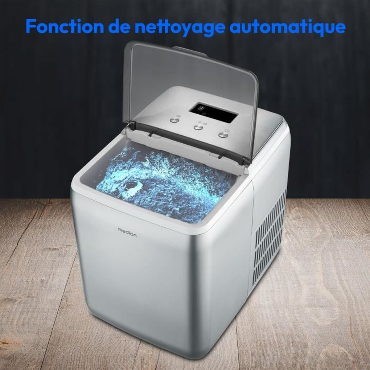 Srebrna kostkarka do lodu z otwartą pokrywą, wypełniona niebieską wodą.