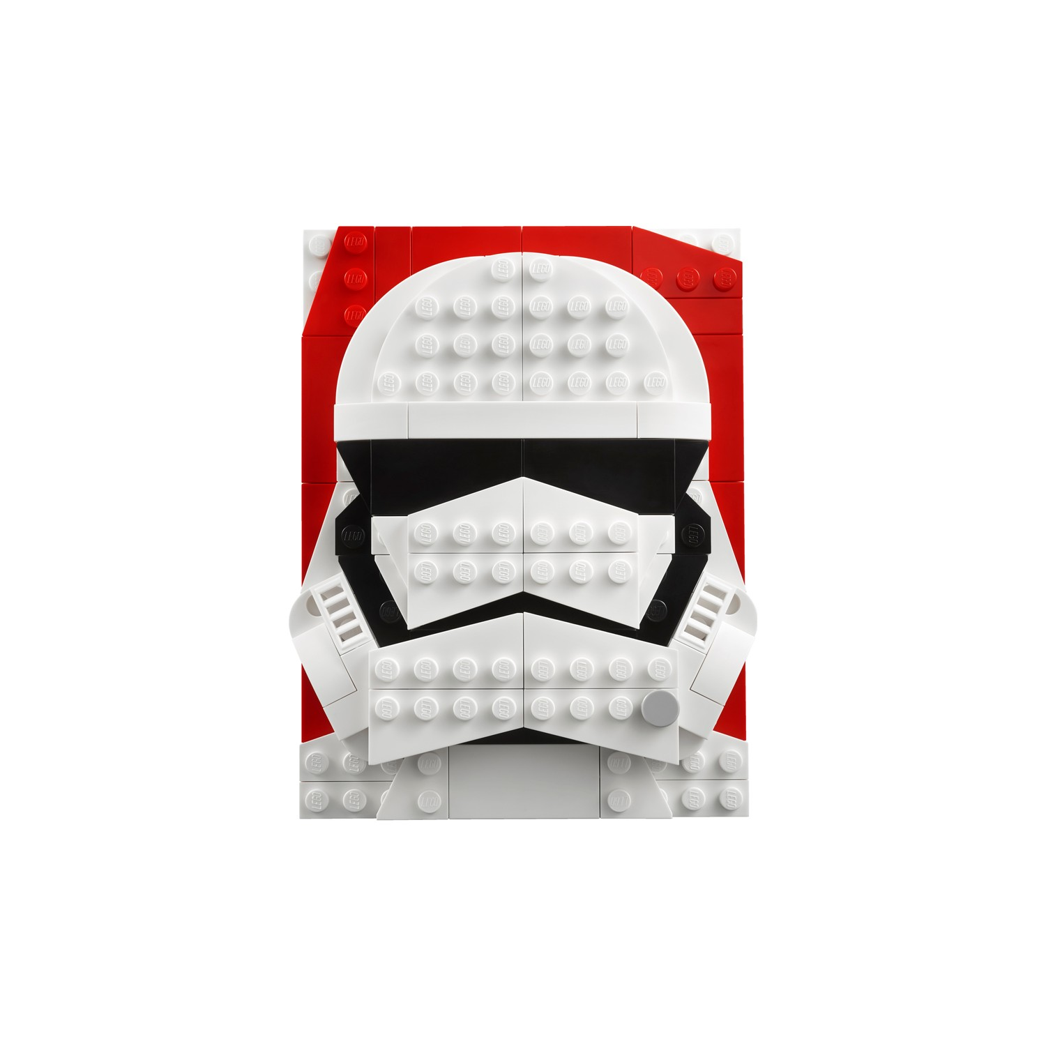 Un casque de stormtrooper Lego sur fond rouge.