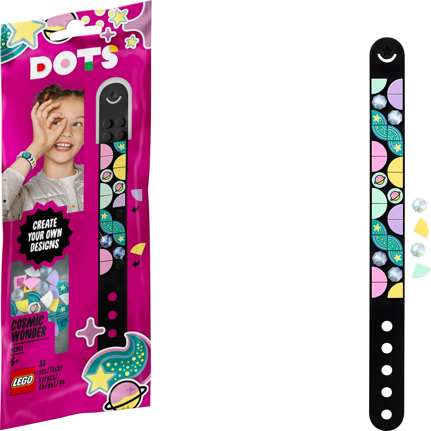 Un bambino con un set braccialetto LEGO DOTS Cosmic Wonder. Il set include un braccialetto nero e tessere colorate.