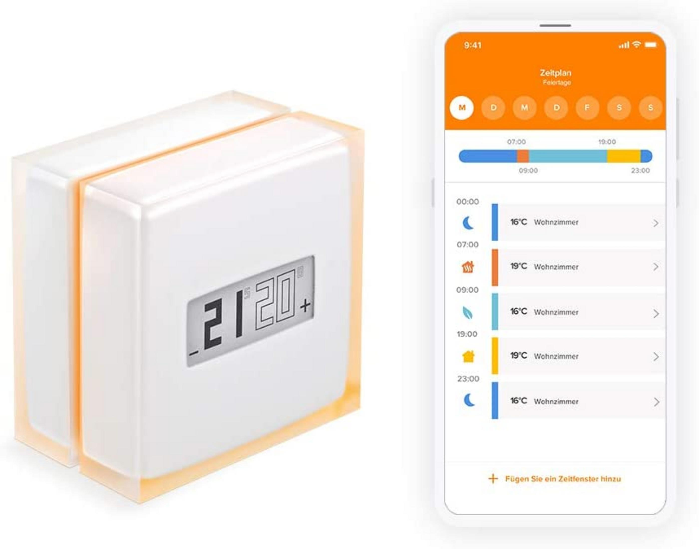Ein weißer Thermostat zeigt 21°C an, neben einem Smartphone mit Heizplan.