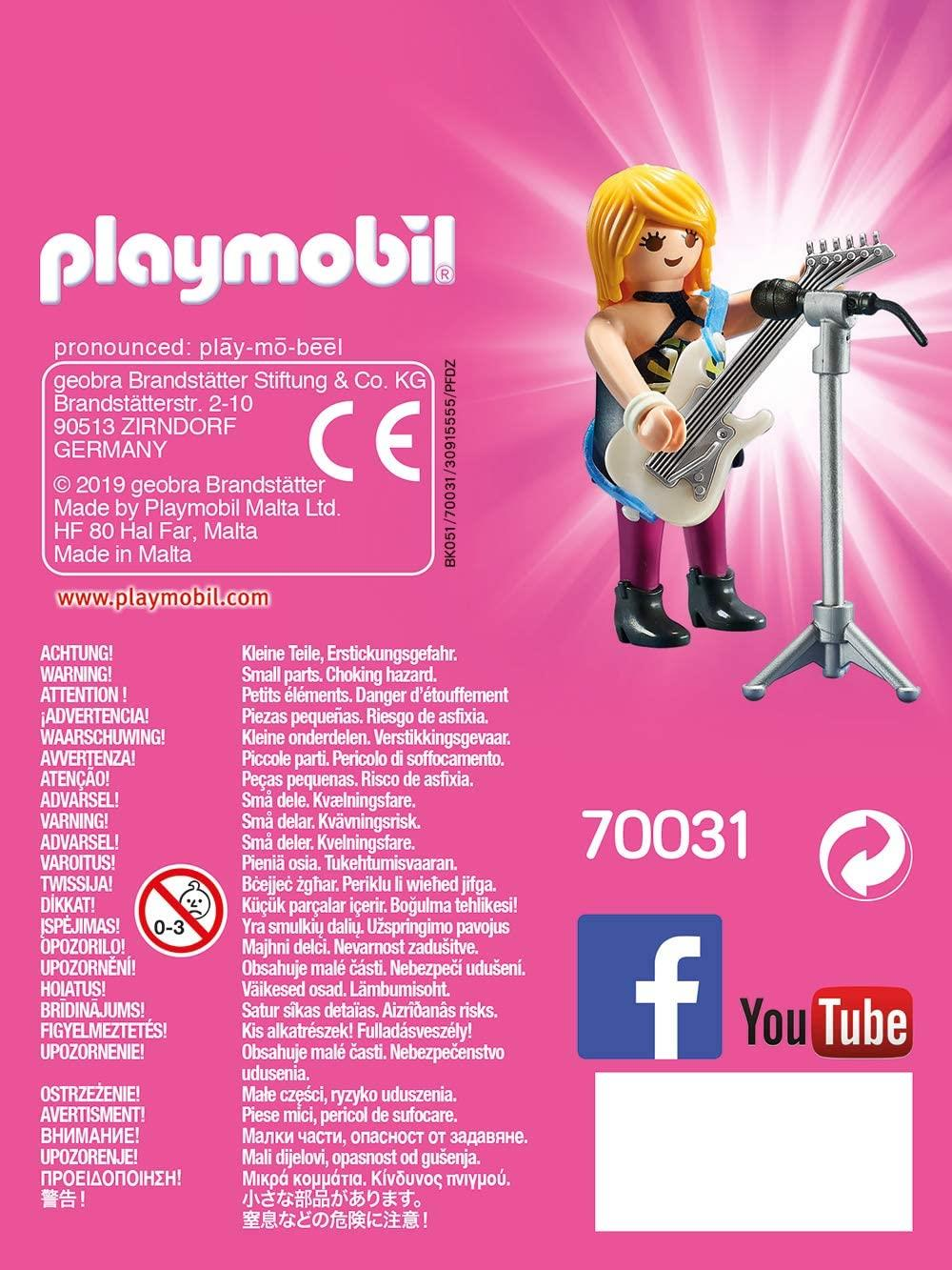 Personaggio Playmobil con chitarra e microfono su sfondo colorato.