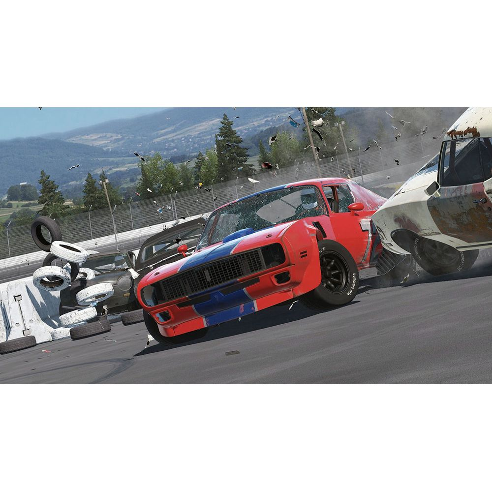 Voiture rouge et bleue percute voiture blanche sur circuit, débris volants.