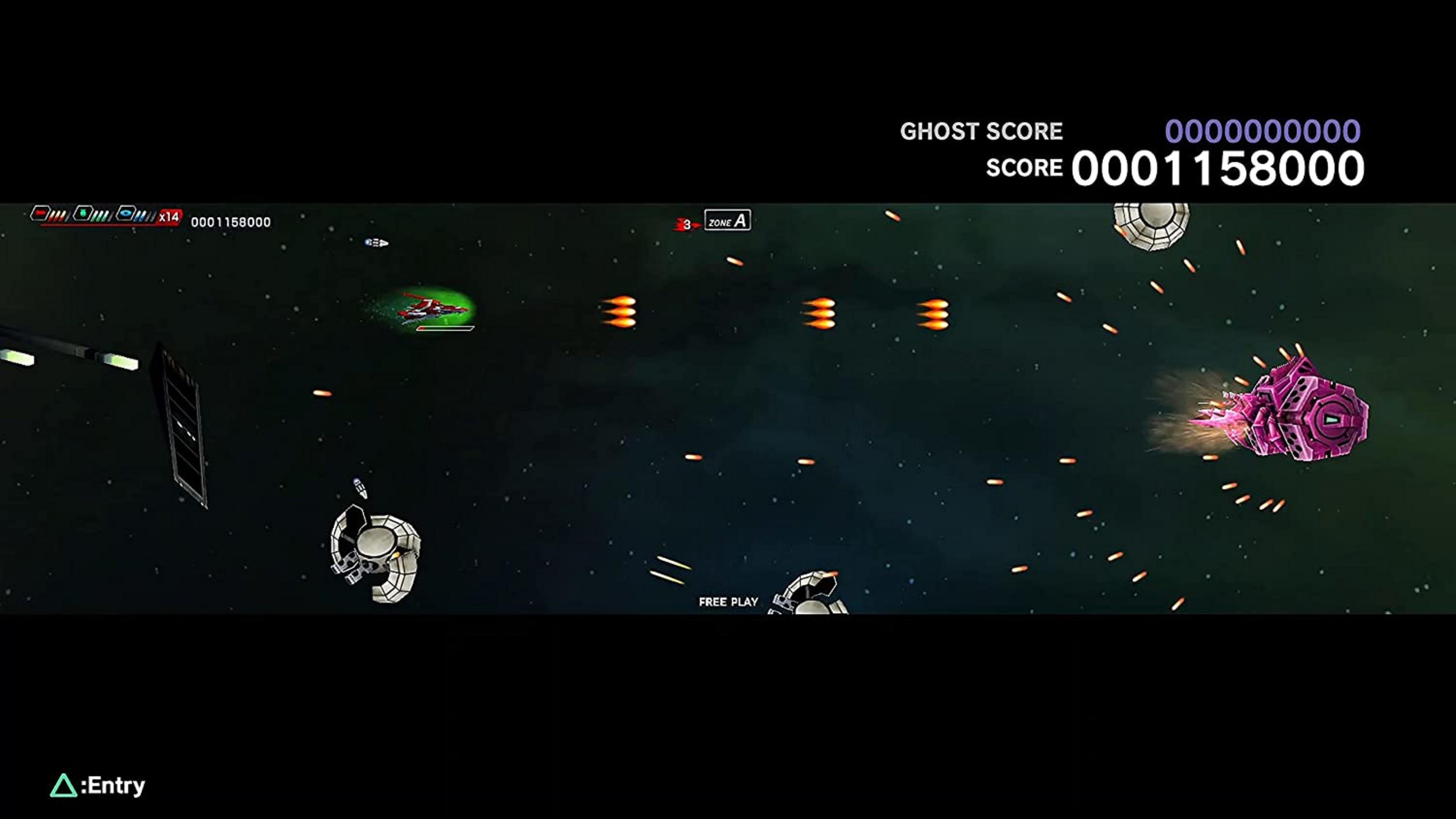 Raumschiff-Shooter im Weltraum mit Punktanzeige und feindlichen Schiffen.