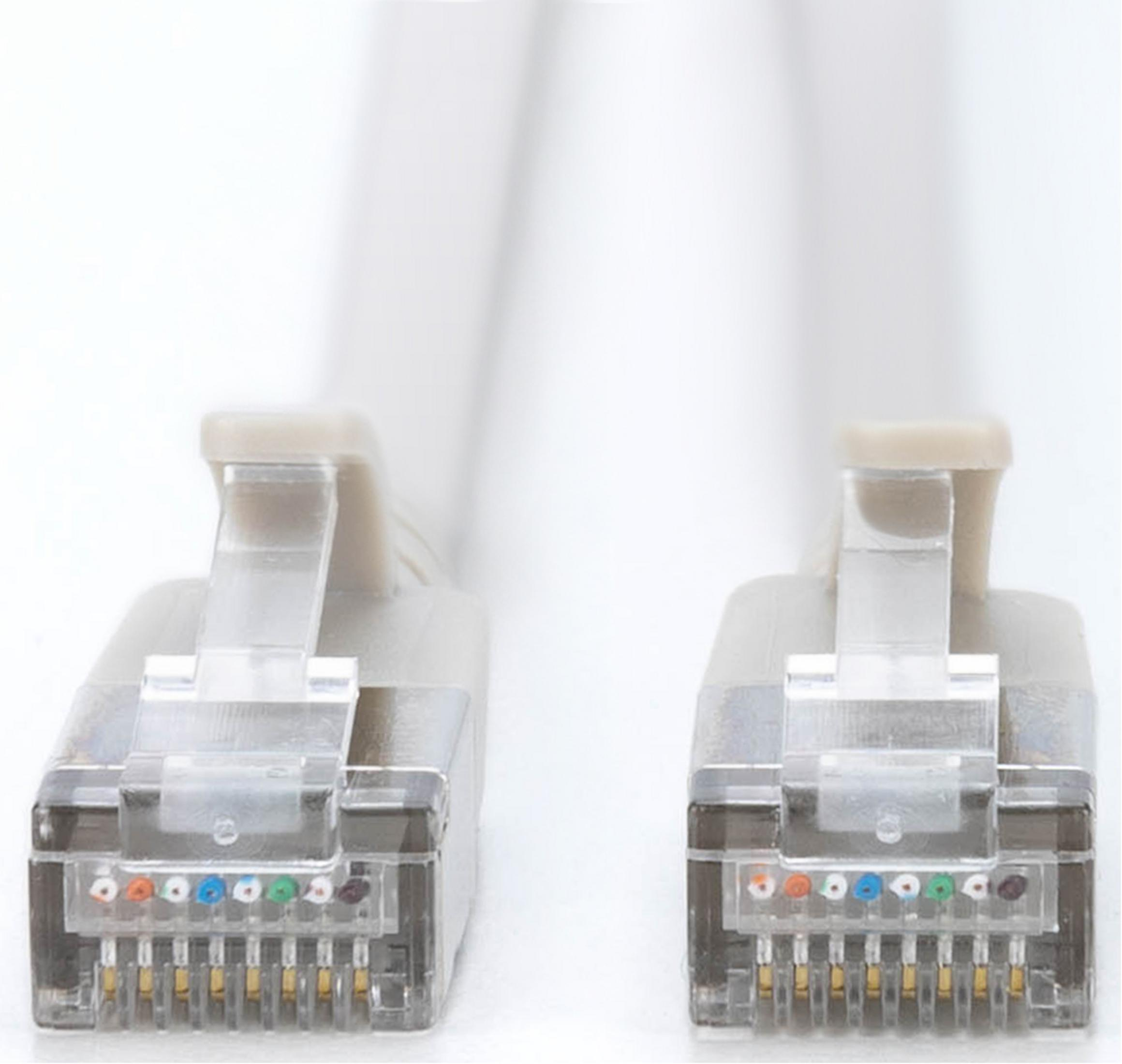 Gros plan de deux connecteurs Ethernet avec fils colorés.