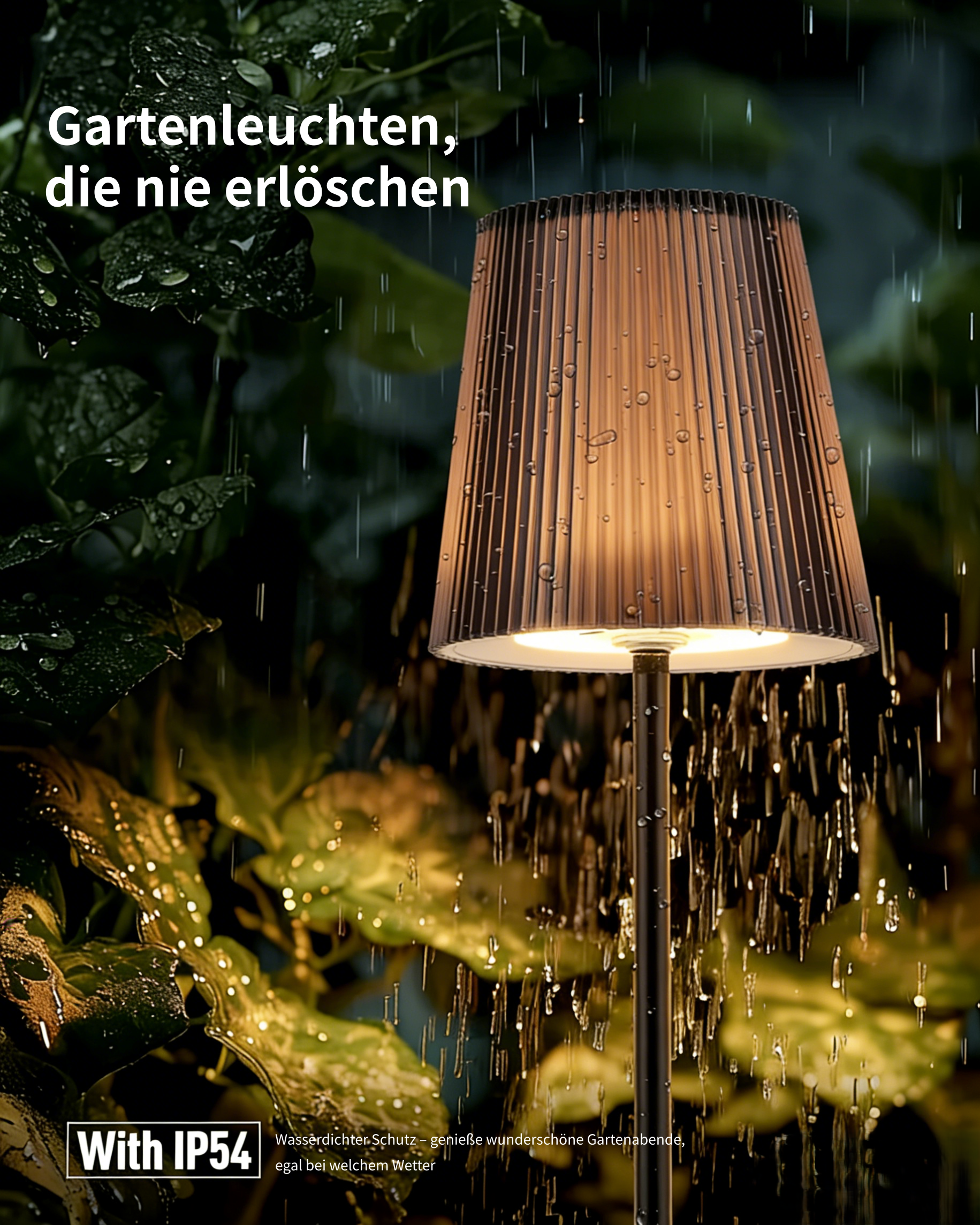 Eine Gartenleuchte mit geripptem Schirm steht im Regen. Tropfen perlen ab.