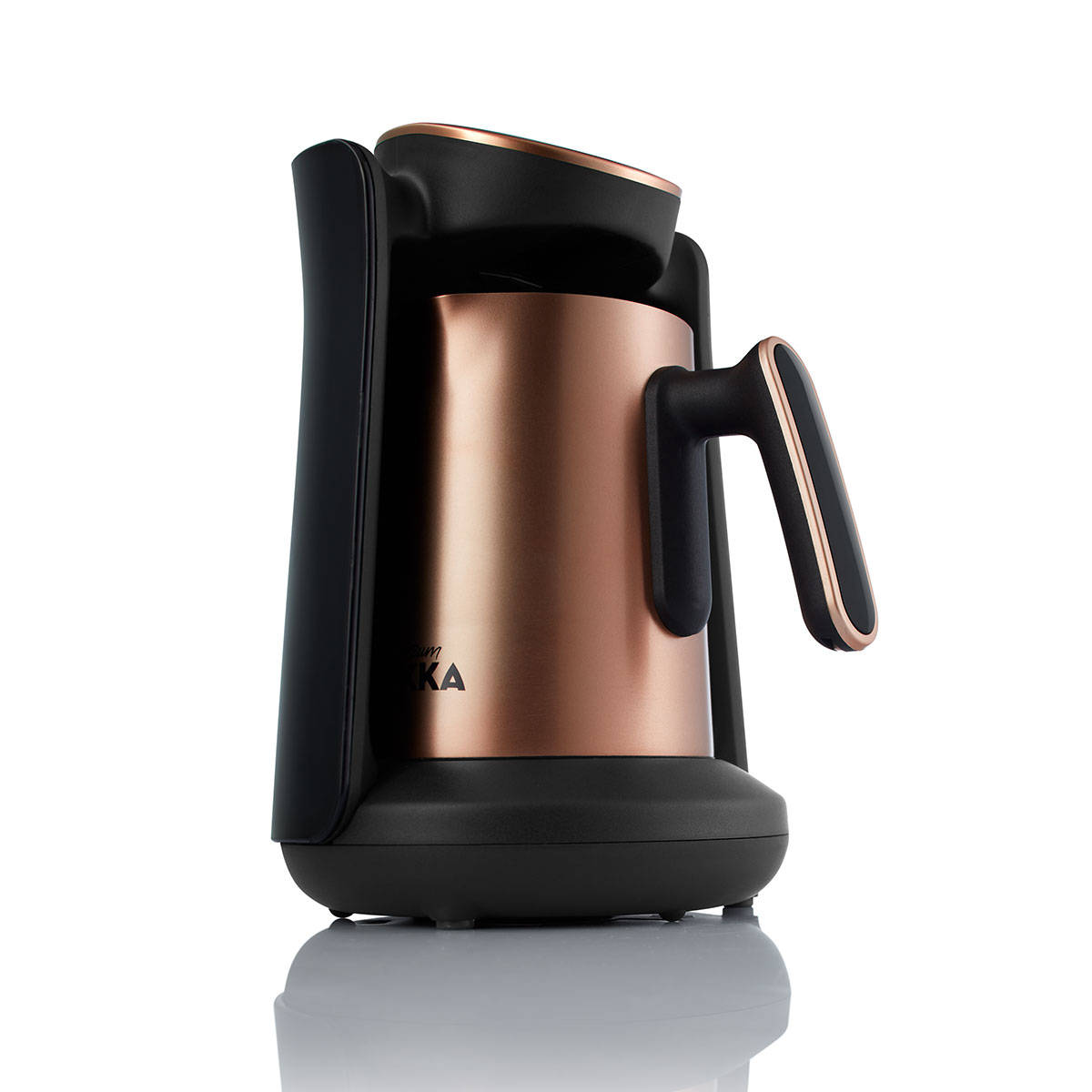 Eine Kupferkaffeemaschine mit schwarzem Fuß und Griff auf weißem Grund.