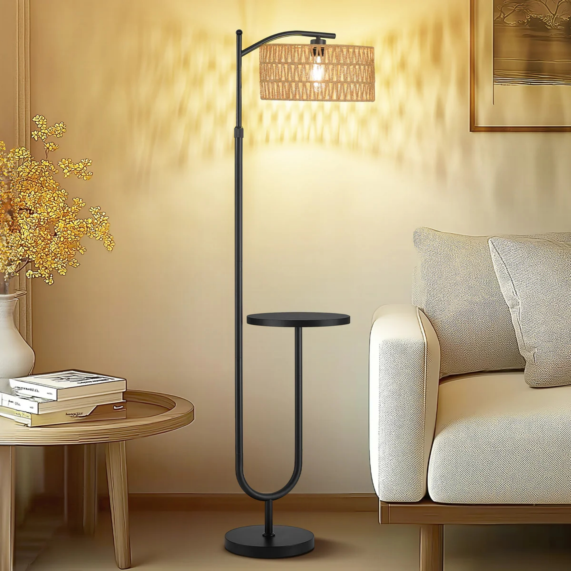 Ein moderner schwarzer Stehlampe mit einem geflochtenen Lampenschirm und Ablage neben einem Sofa.