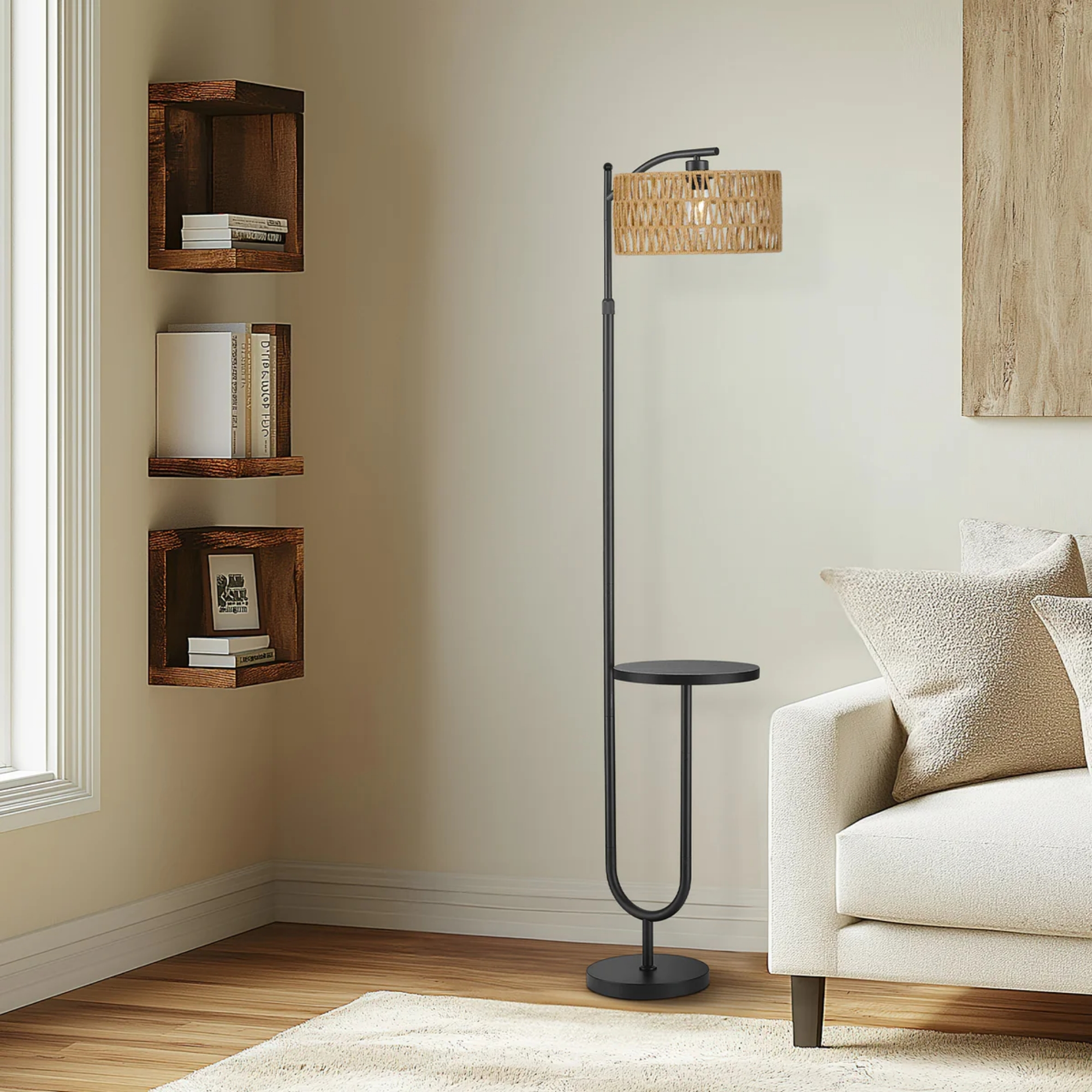 Ein Nachttischlampen-Stehlampe mit geflochtenem Lampenschirm steht neben einem Sofa.