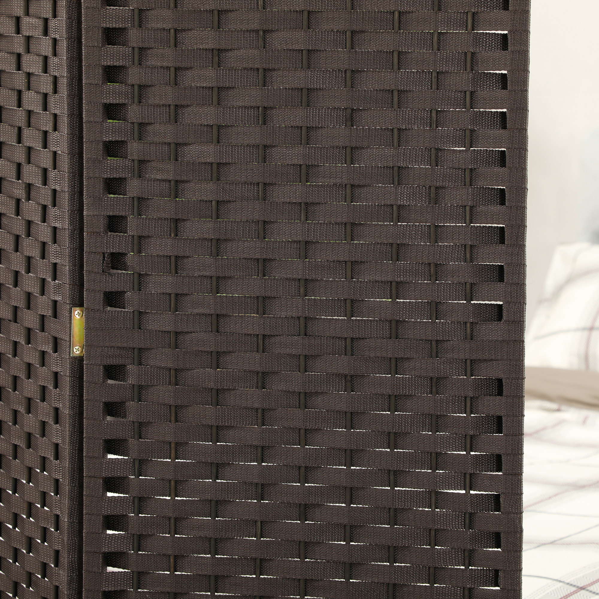 Divisor de habitación tejido marrón oscuro con bisagra metálica visible y fondo.