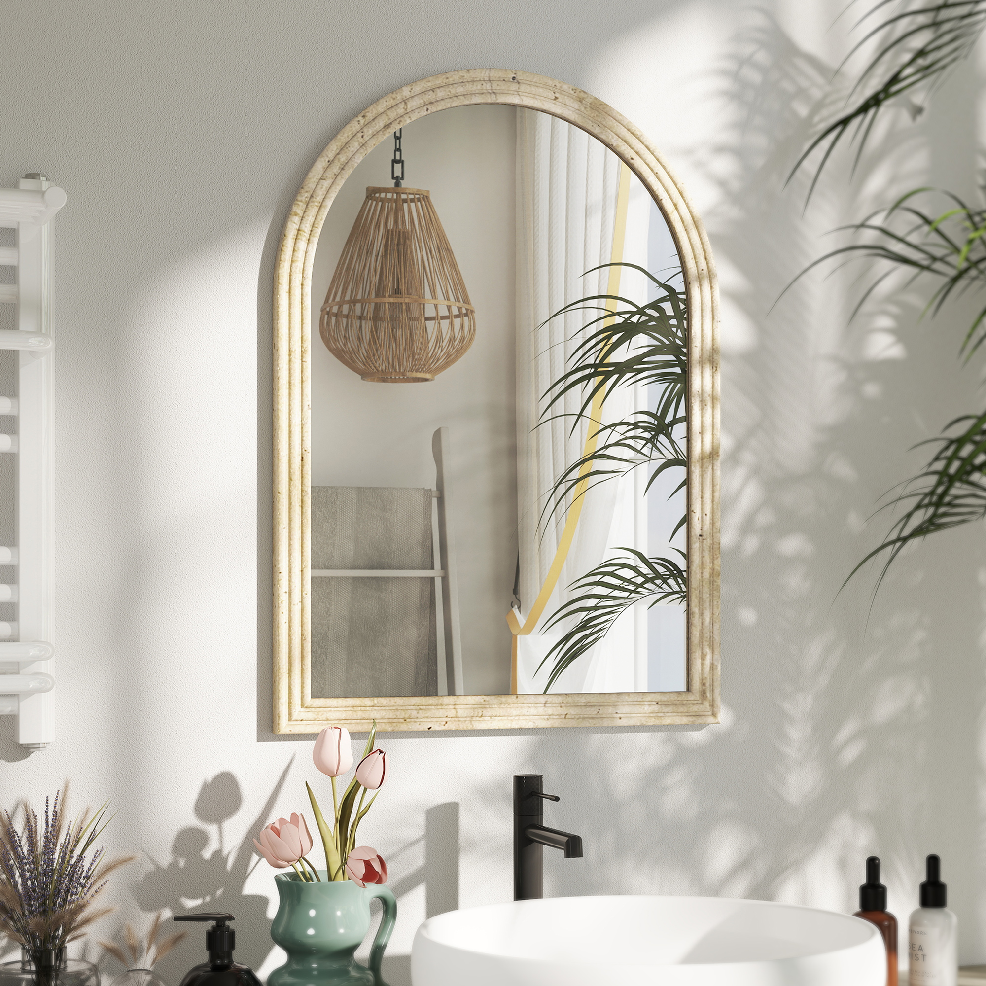 Una escena de baño con espejo arqueado, lavabo, lámpara y plantas.