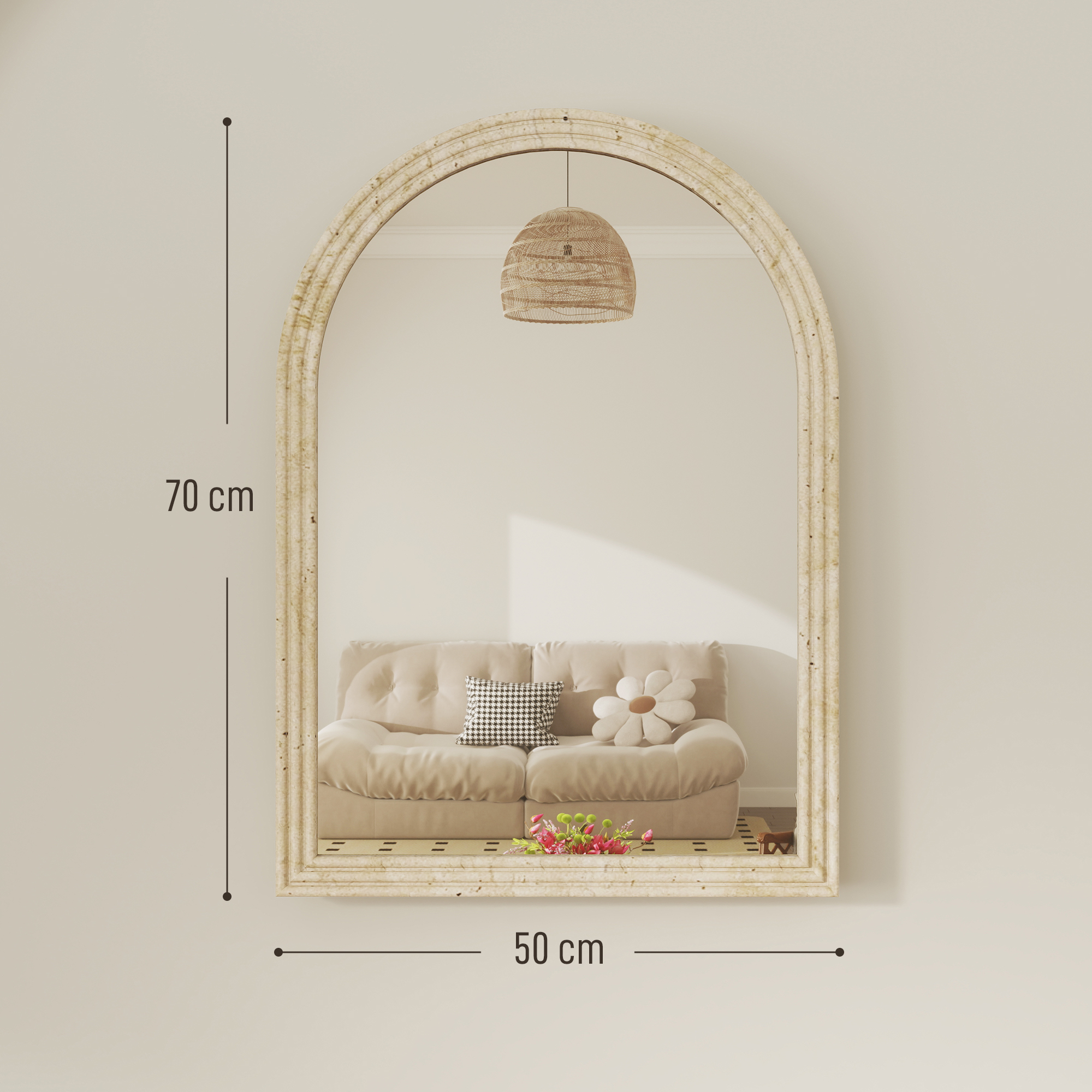 Un espejo arqueado con una lámpara de ratán sobre un sofá beige.