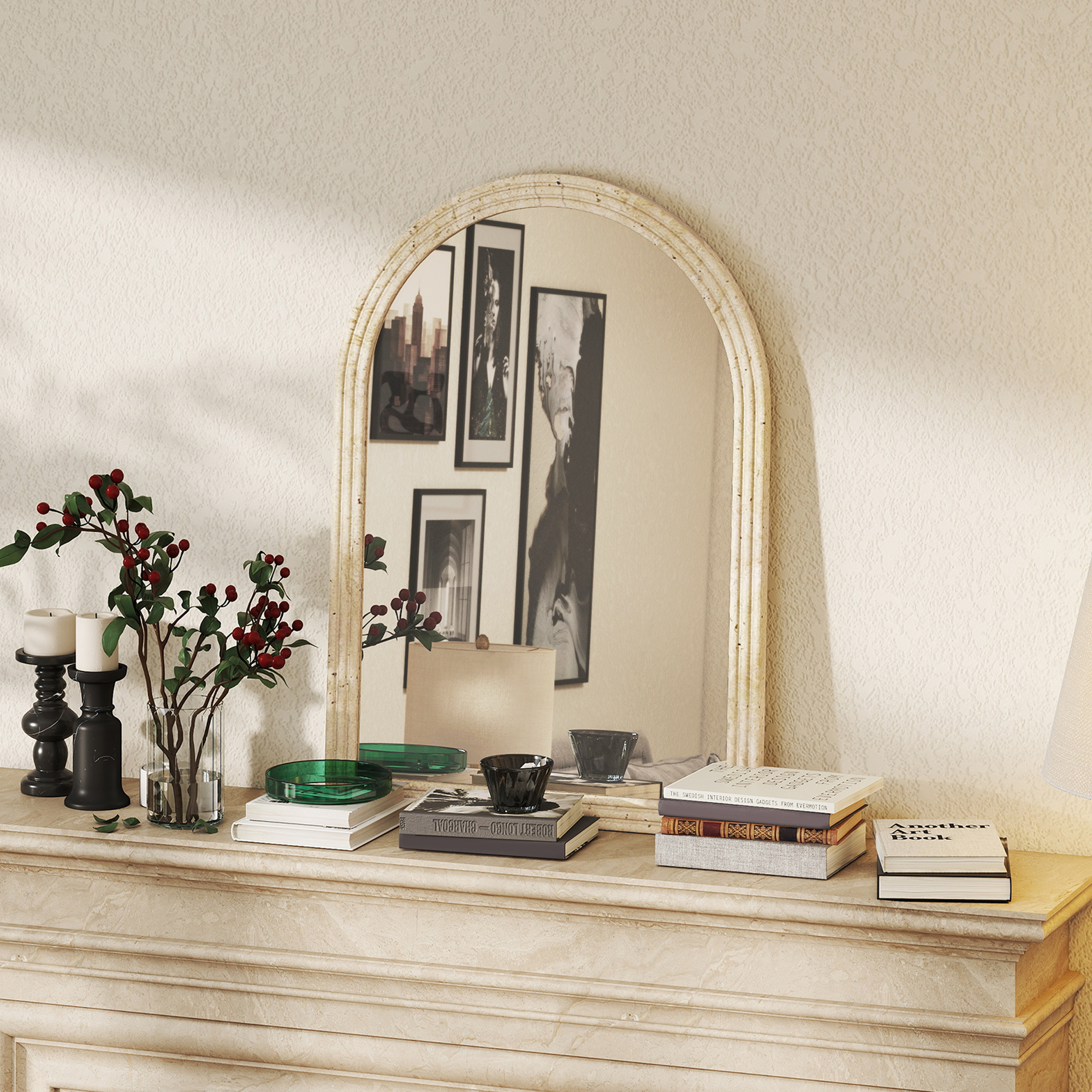 Una repisa de chimenea con espejo, candelabros, rama de bayas, libros y decoración.