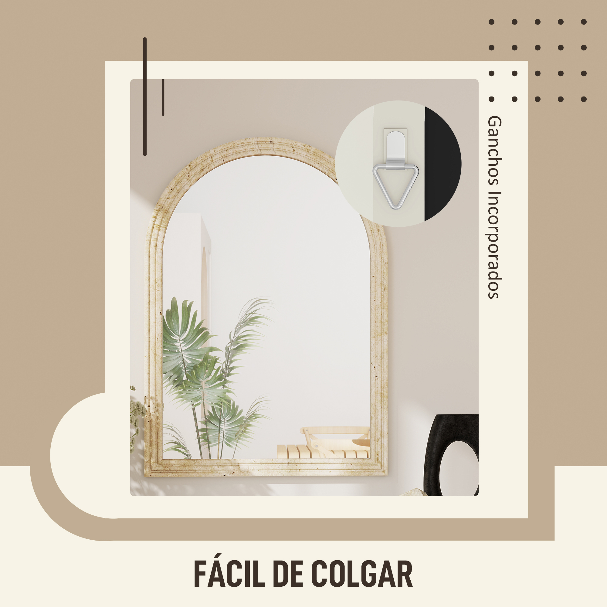 Espejo de marco dorado con colgador integrado. Plantas al fondo.