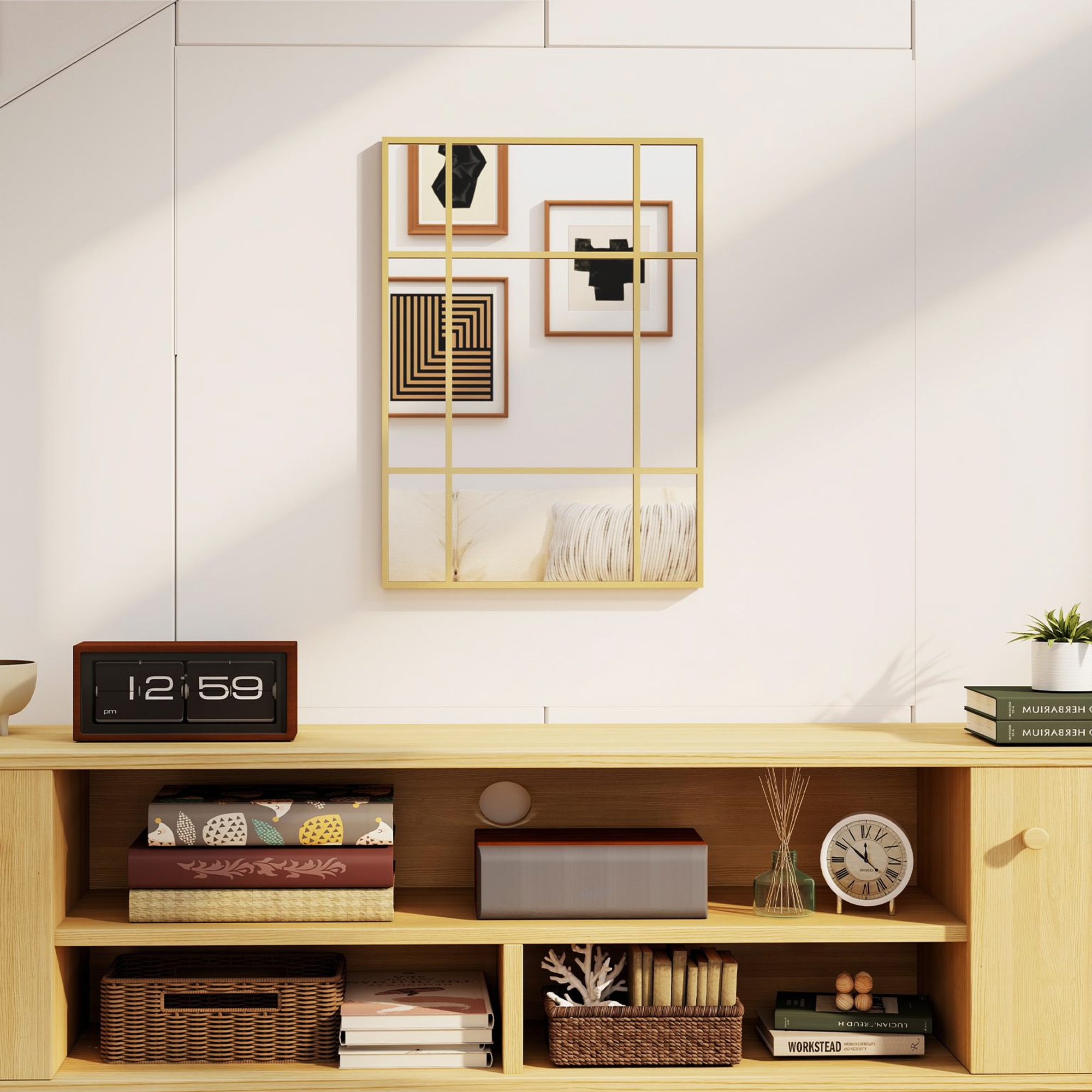 Mueble de madera con espejo, cuadros, libros, reloj y decoración.