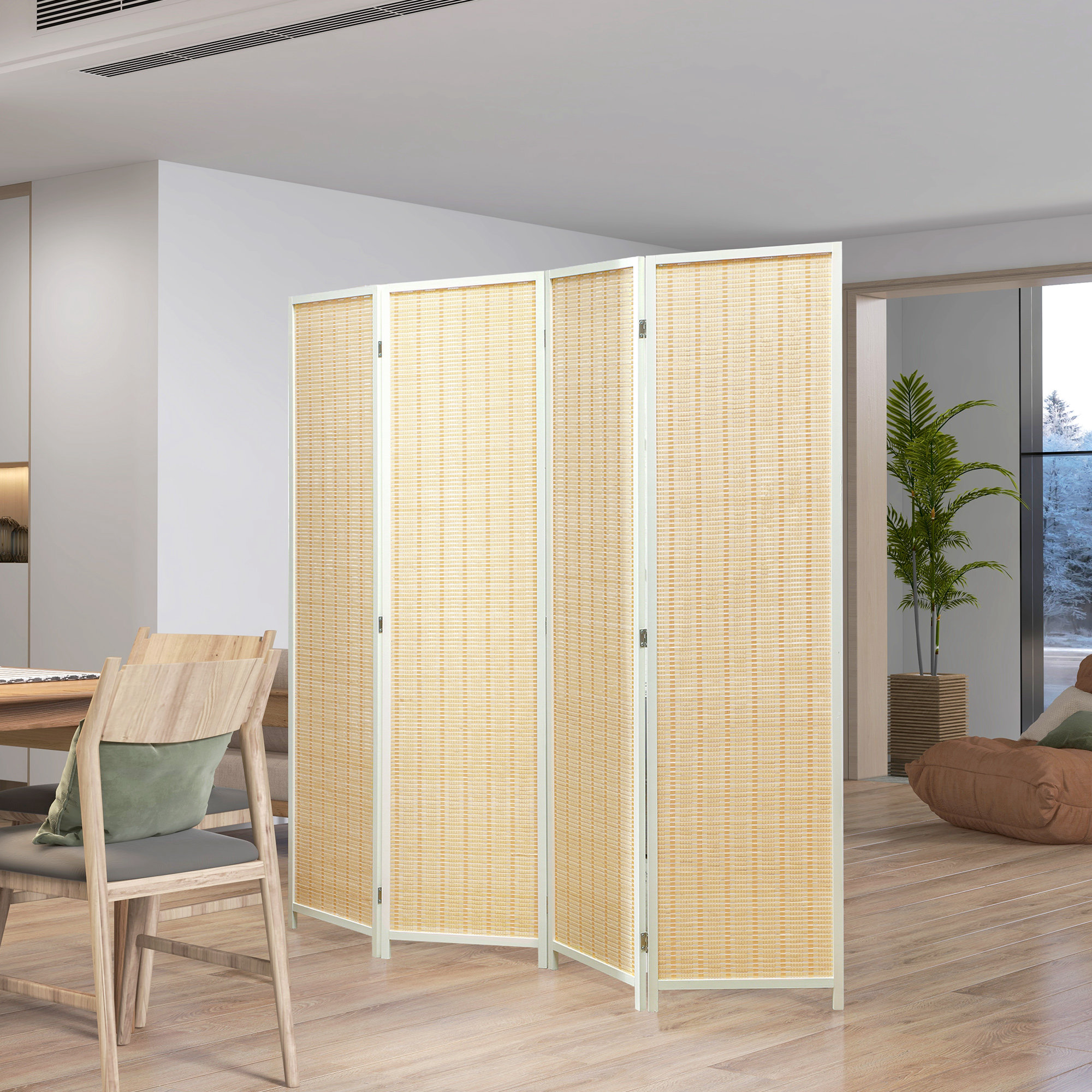 Un separador de ambientes beige de ratán está en primer plano. Sillas de madera y una mesa a la izquierda.