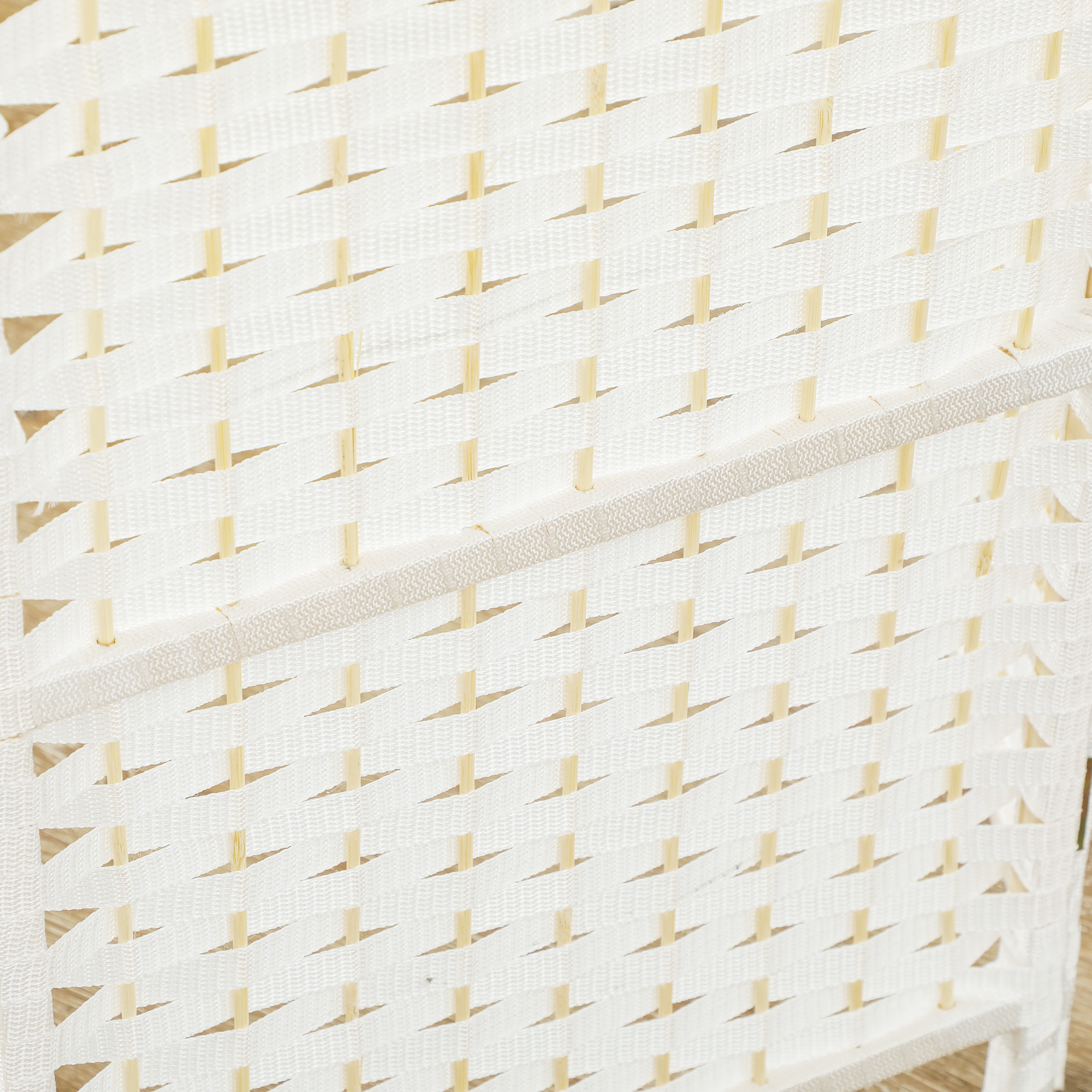 Tejido blanco con varillas de madera y una cinta.