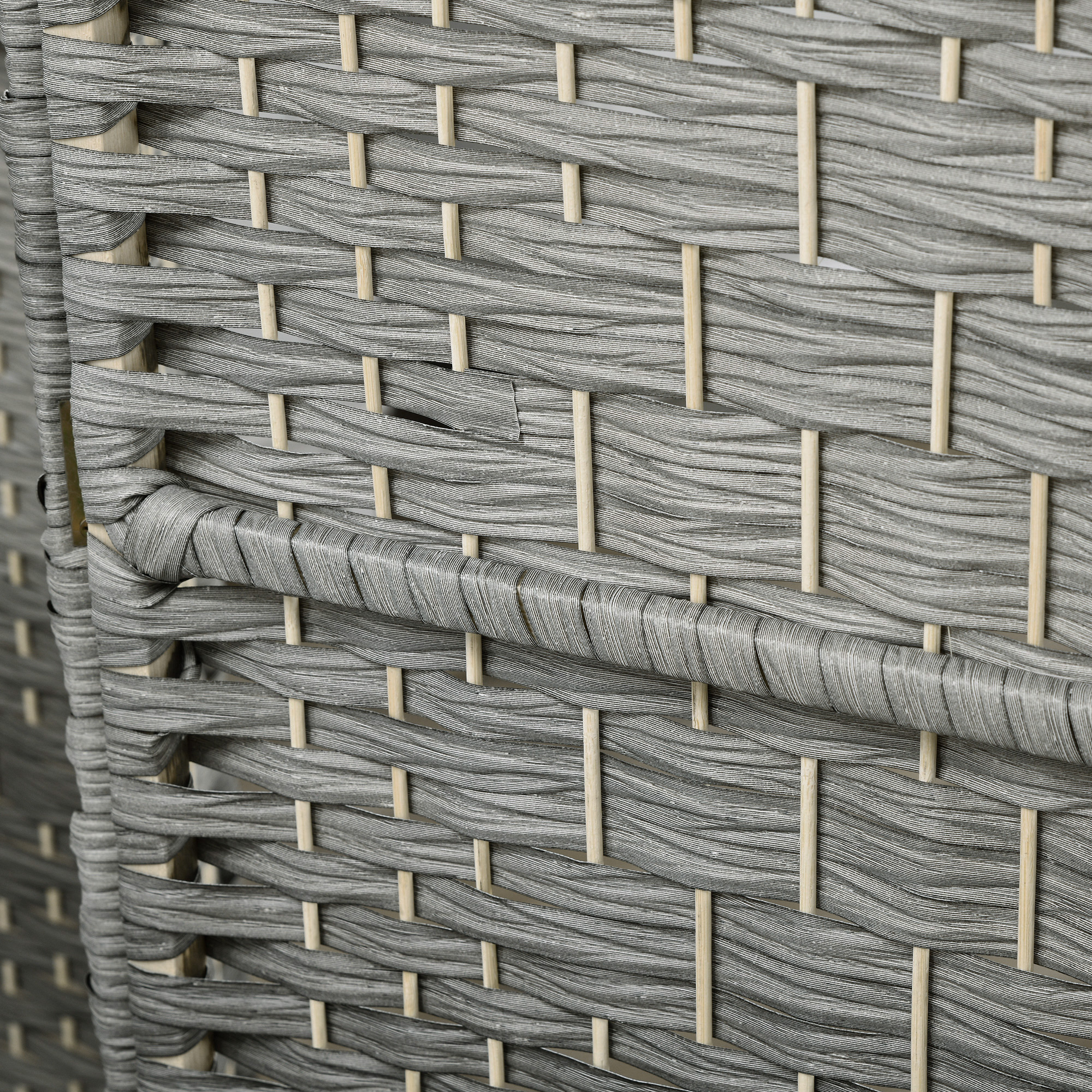 Material tejido gris con varillas de madera. Primer plano.