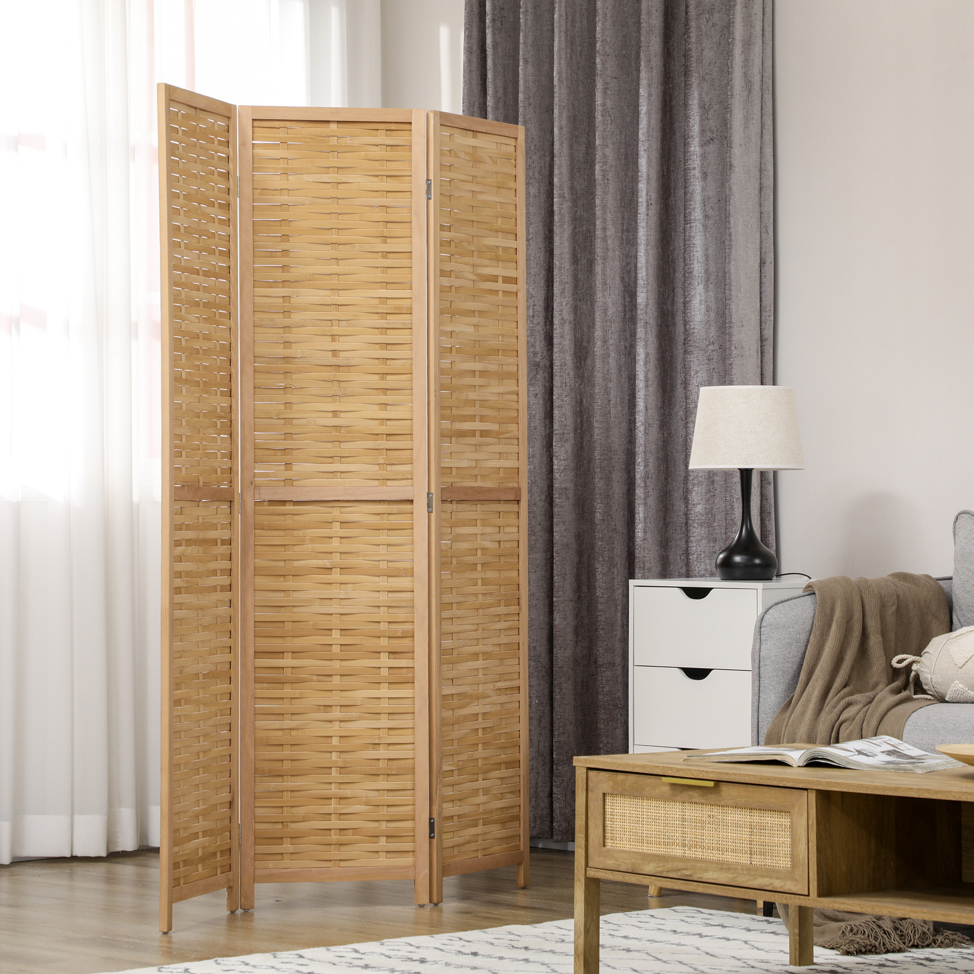 Un separador de ambientes de madera tejida junto a un sofá y una mesita.