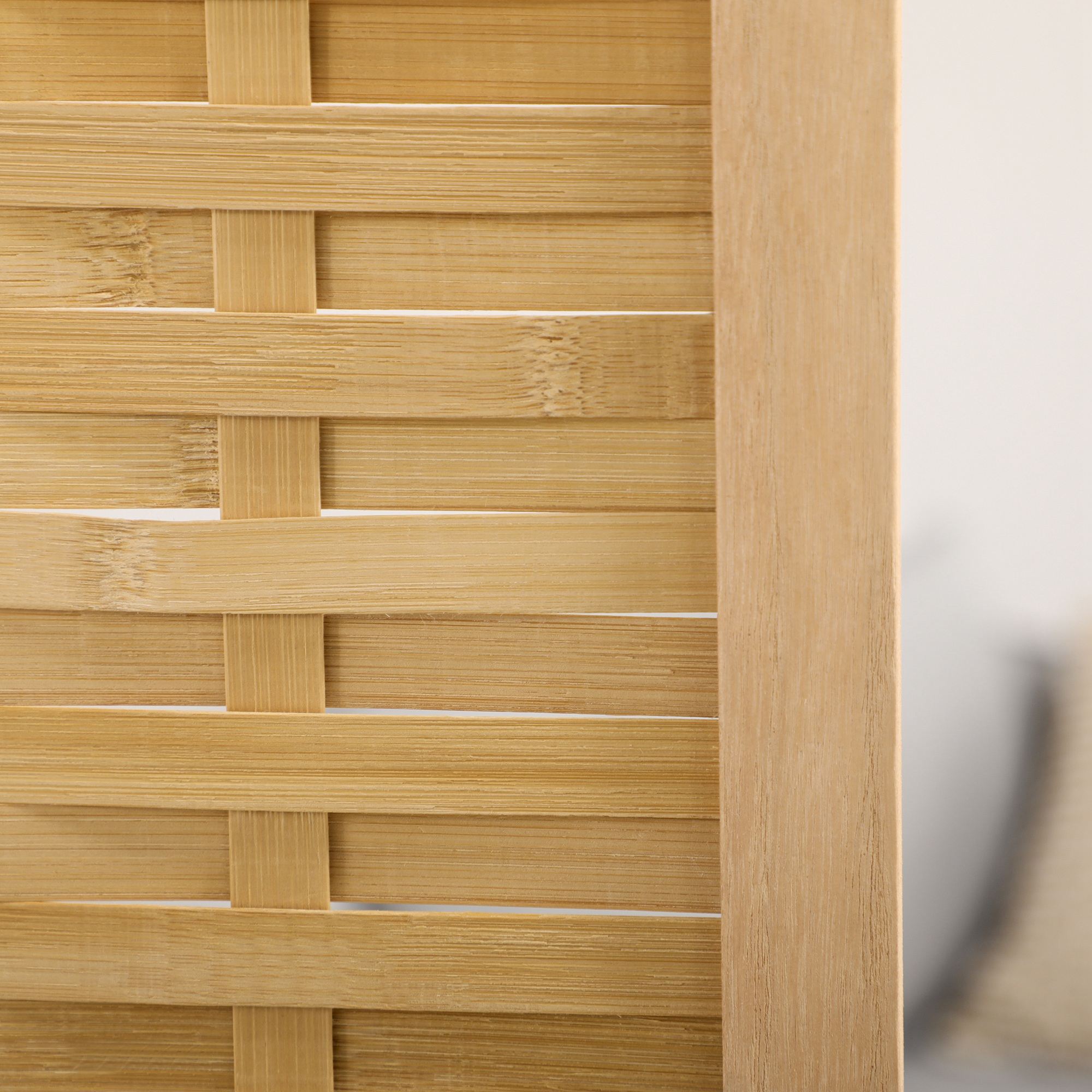 Textura de bambú tejida en marrón claro con marco de madera vertical a la derecha.