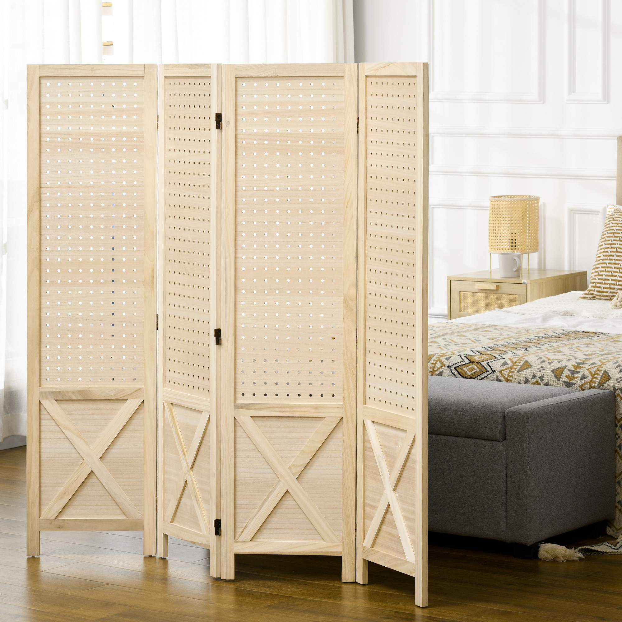 Un divisor de ambiente de madera de cuatro paneles delante de una cama.