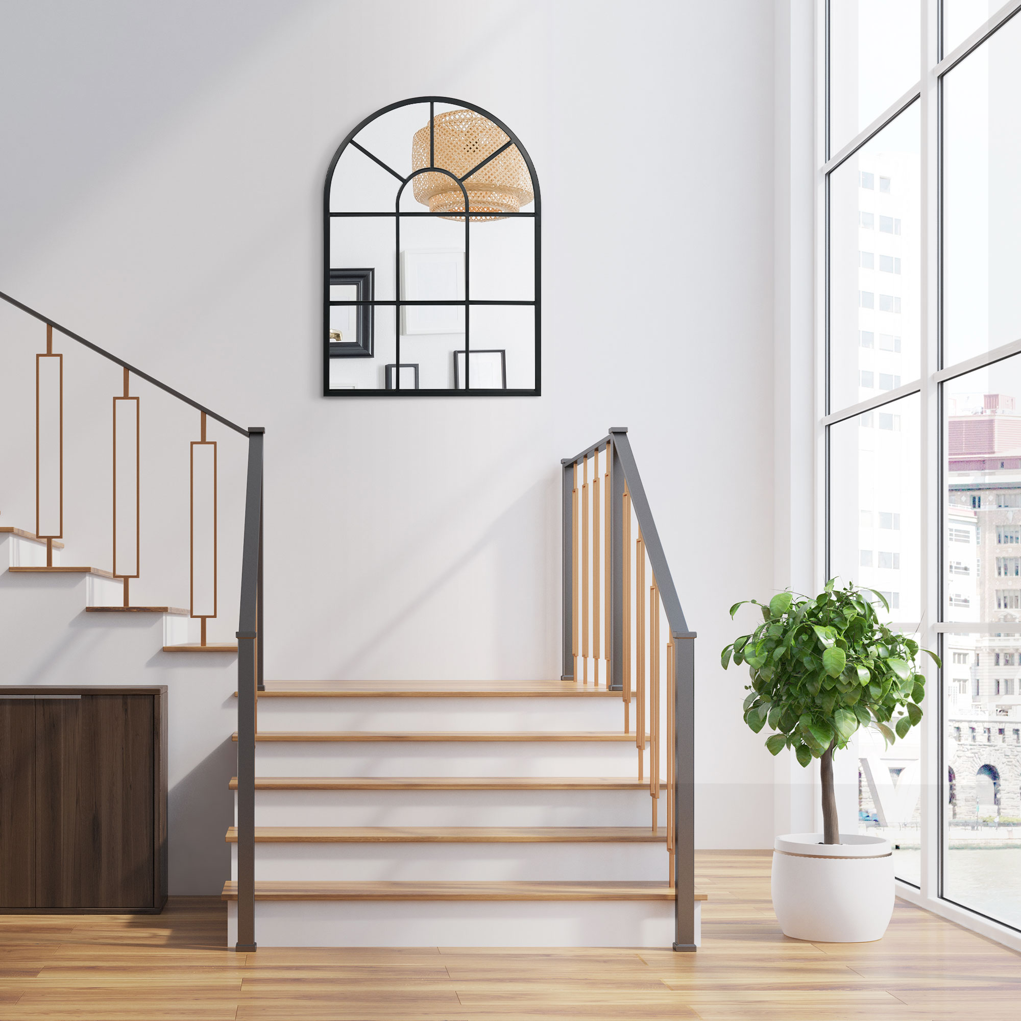 Escalera de madera con barandilla de metal, espejo, planta y ventana grande.