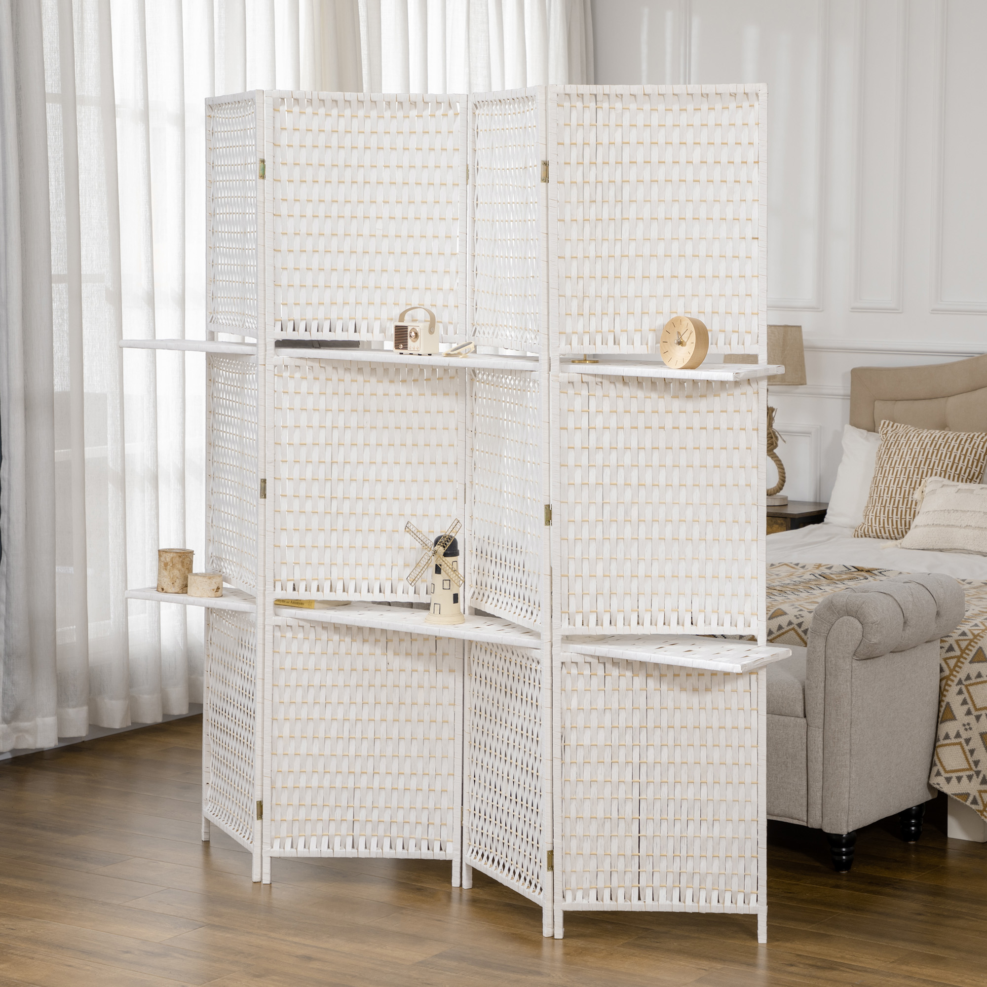 Biombo blanco con estantes y objetos decorativos junto a una cama.