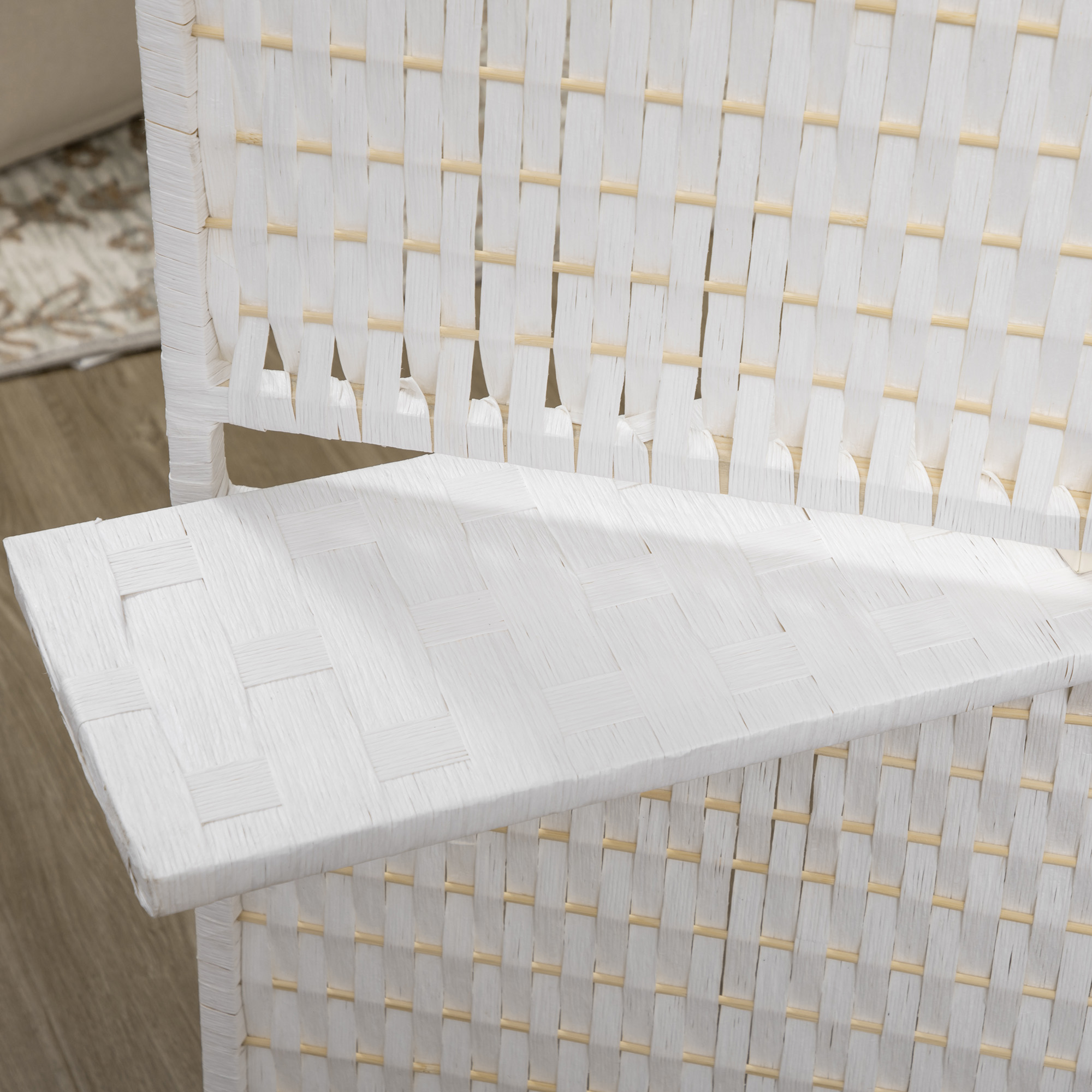 Un separador de ambientes blanco de papel tejido con estante. Vista cercana.