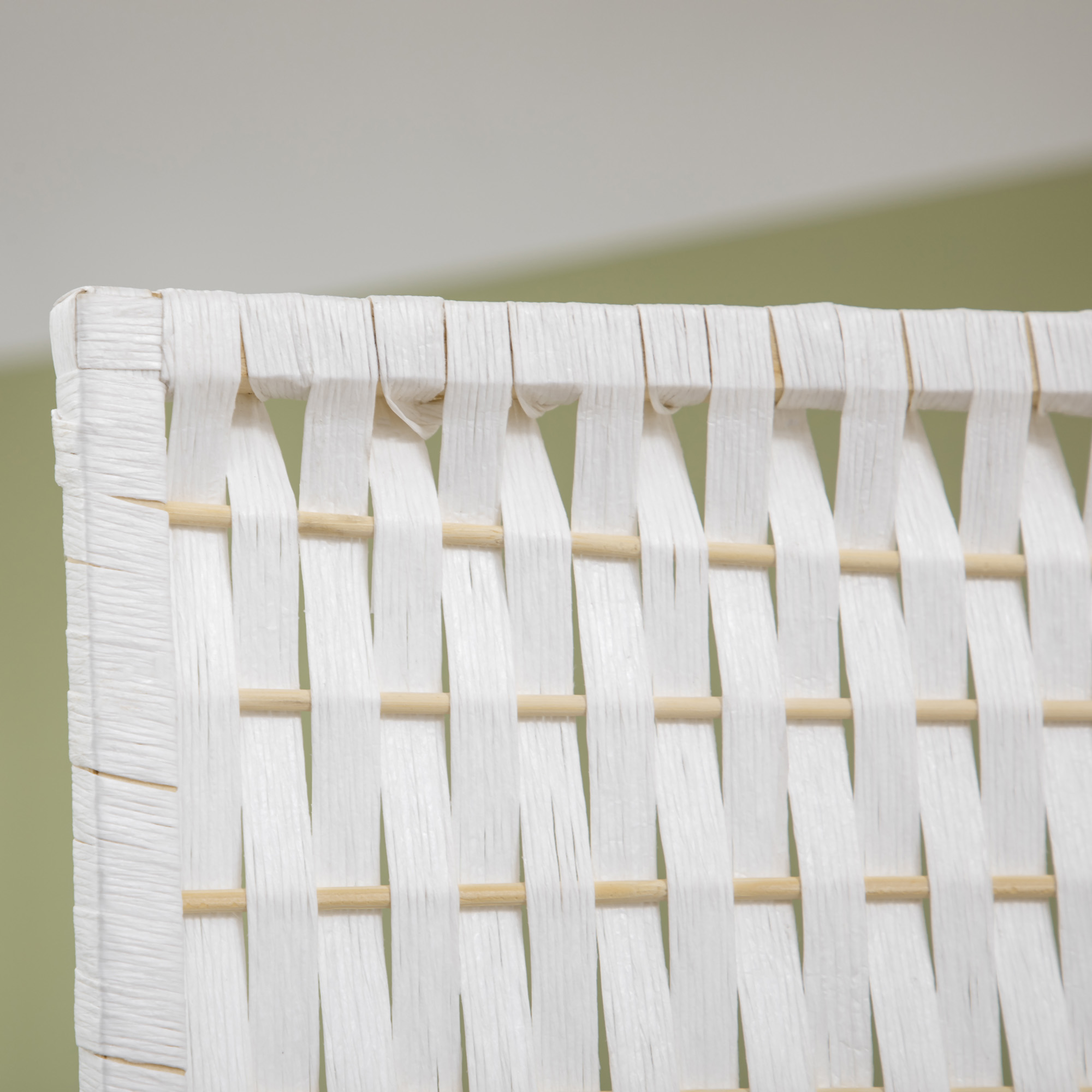 Primer plano de una cesta blanca tejida con soportes de madera.