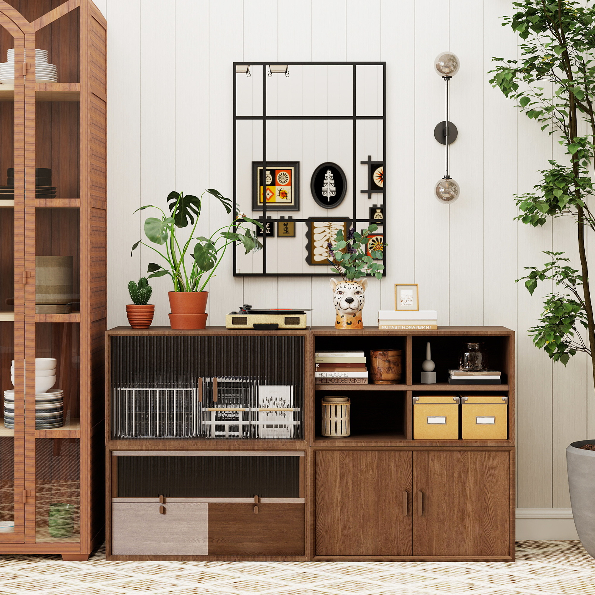 Mueble de madera con plantas, tocadiscos y decoración. Un espejo cuelga de la pared.