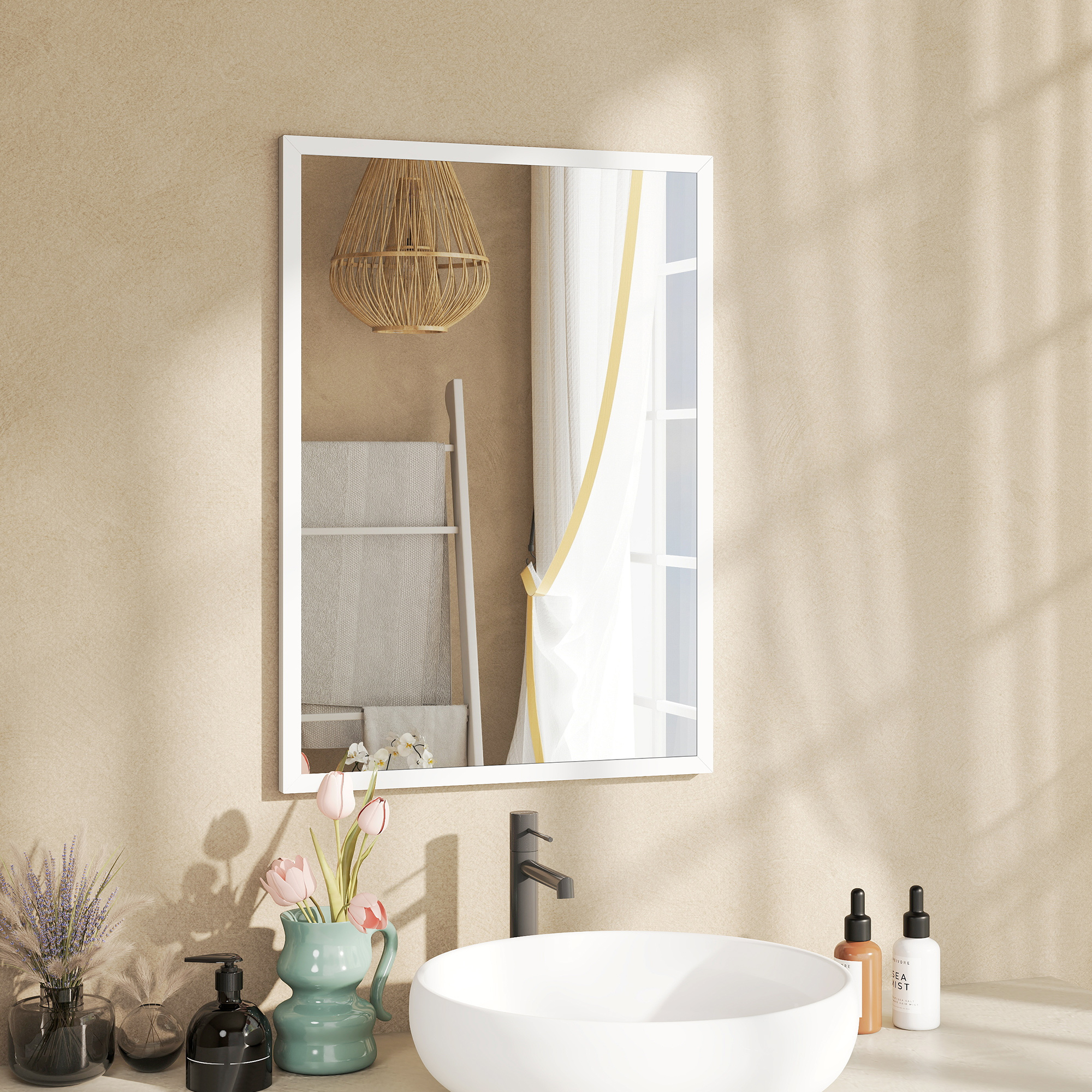 Baño con lavabo, espejo, toallero, lámparas y plantas.