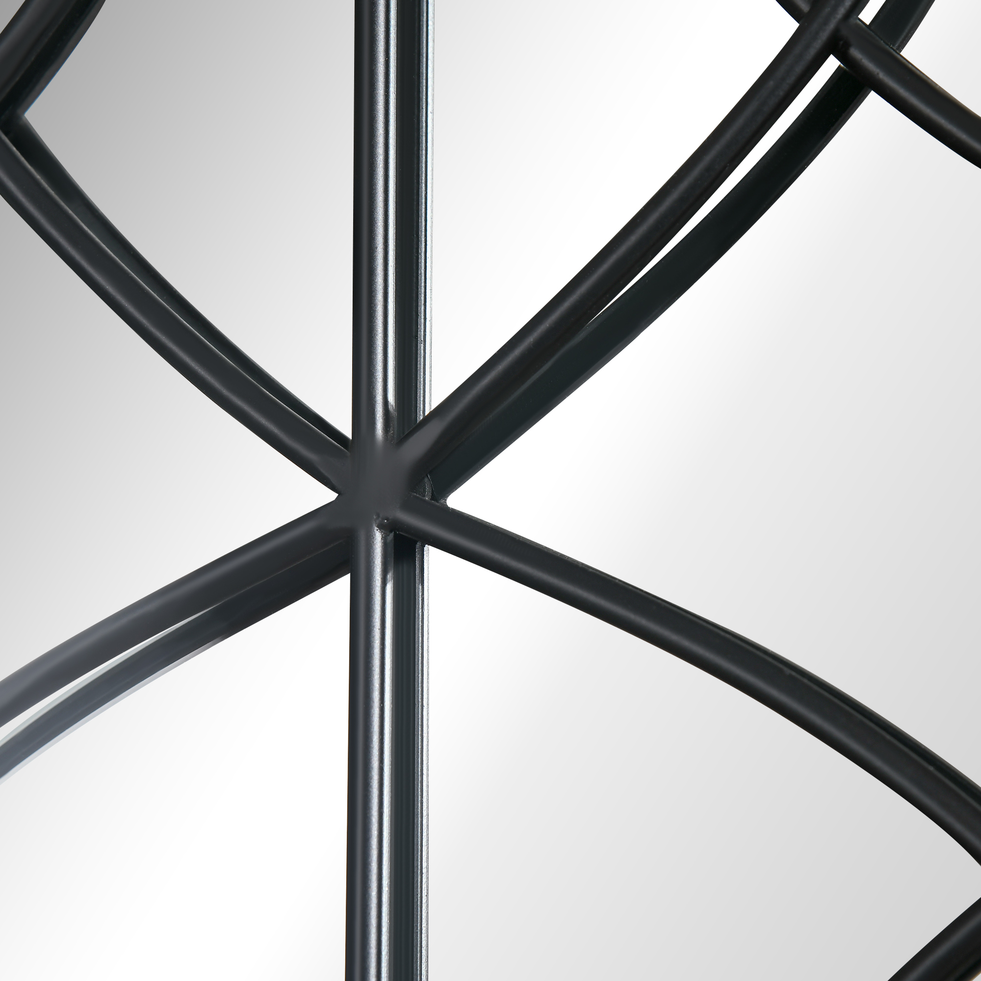Una celosía de metal negro sobre un fondo reflectante.