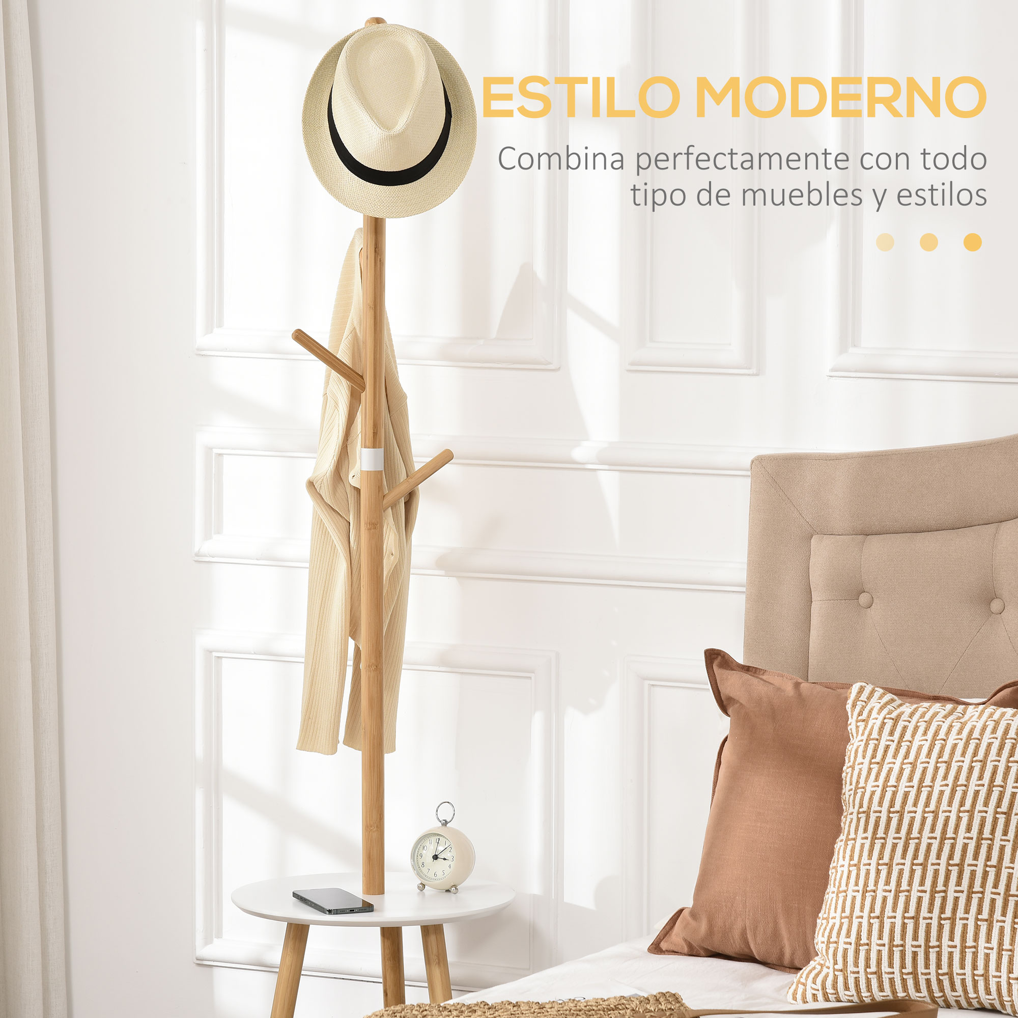Un perchero de madera con sombrero, suéter y mesita de noche.