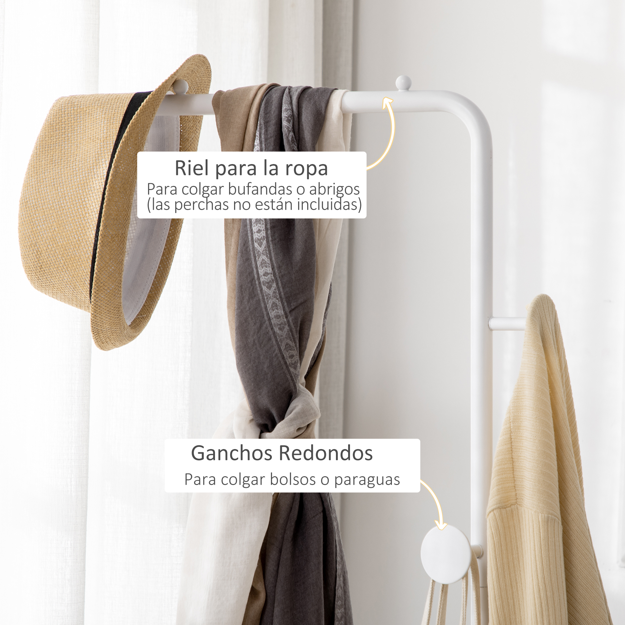 Un perchero blanco con sombrero, bufandas y suéter. Ideal para colgar ropa.