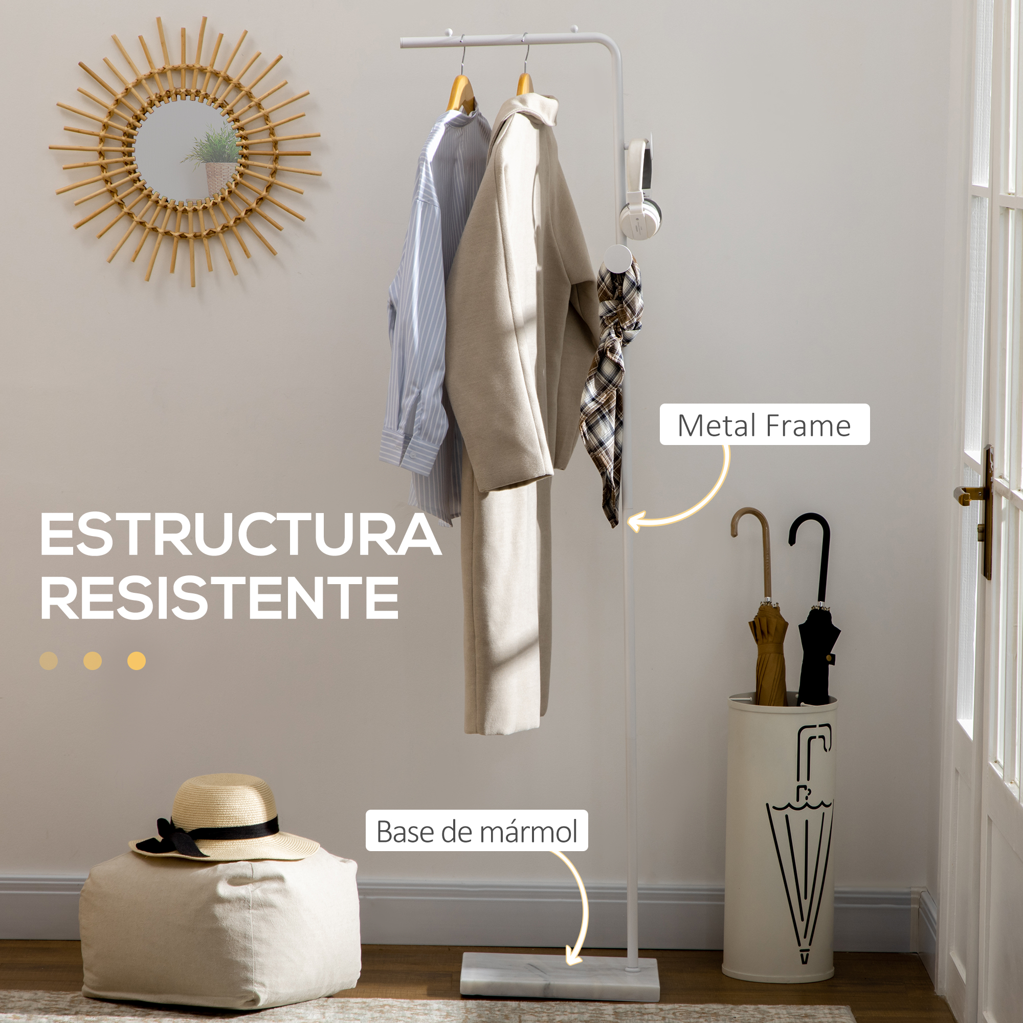 Un perchero blanco con abrigos, bufanda, auriculares y paraguas.
