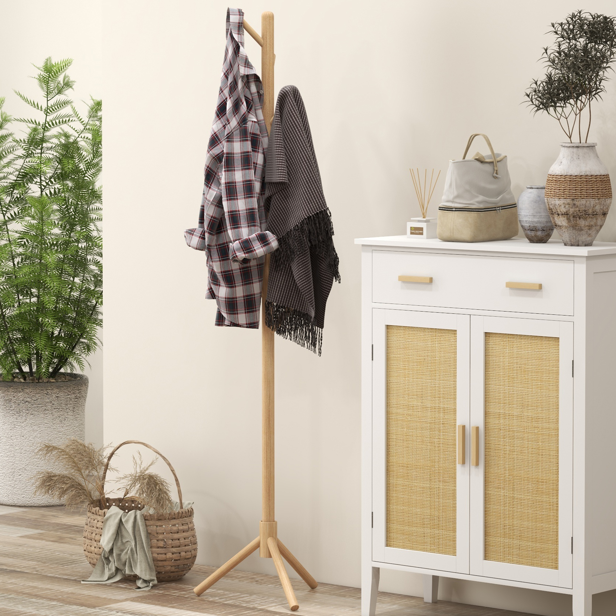 Perchero de madera con camisa a cuadros y manta, junto a un armario blanco con puertas de ratán.