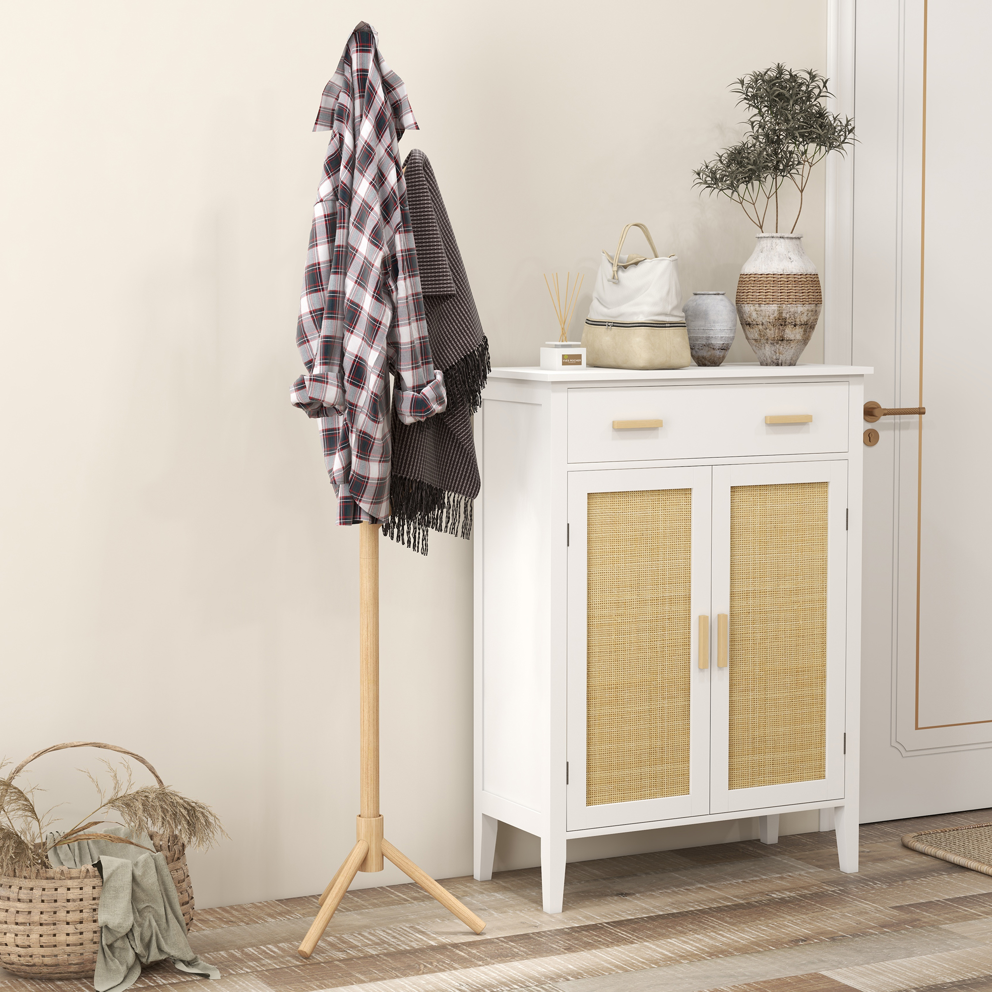Perchero de madera con camisa a cuadros y manta, armario blanco con puertas de ratán, cestas.