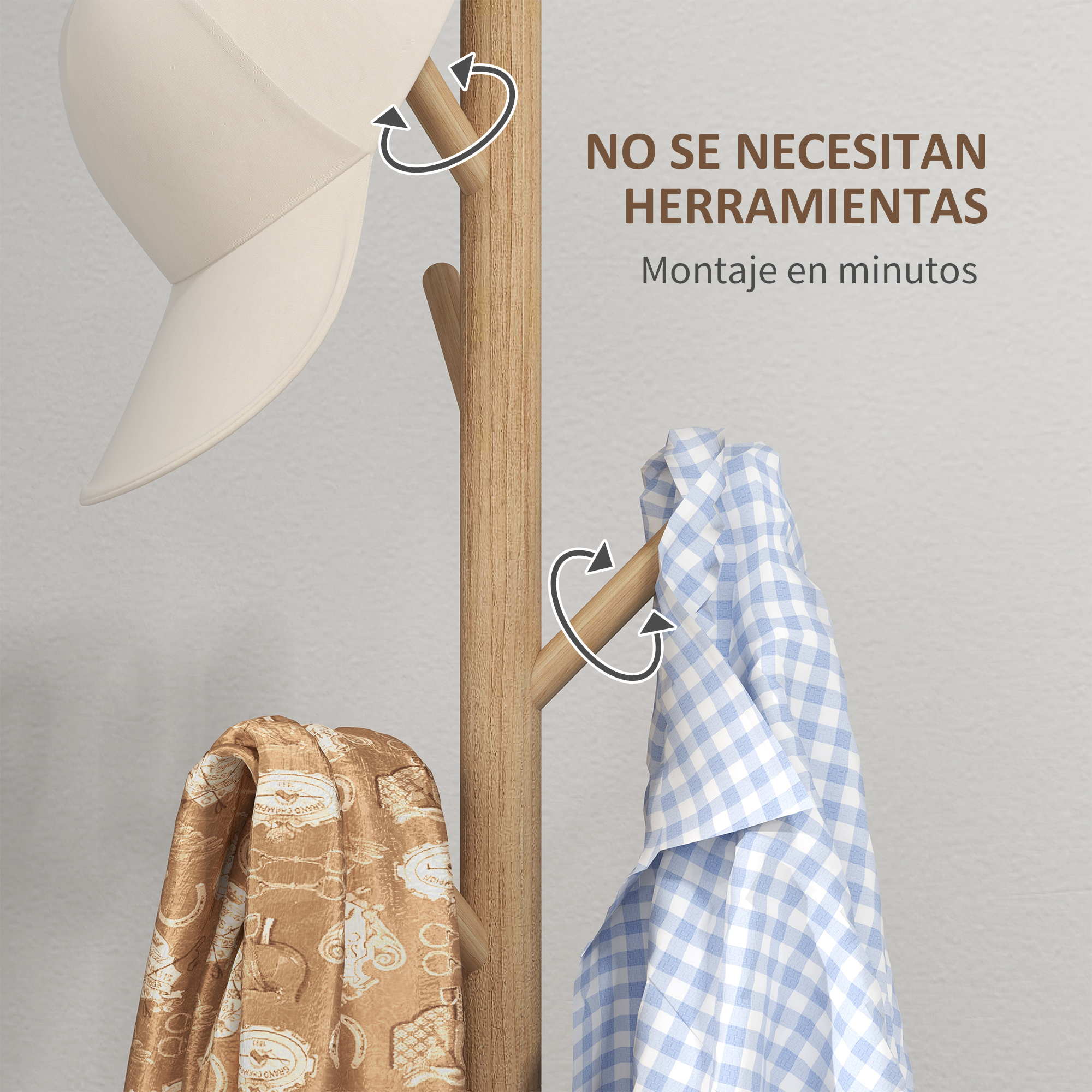 Perchero de madera con sombrero blanco, bufanda marrón y camisa de cuadros azules.