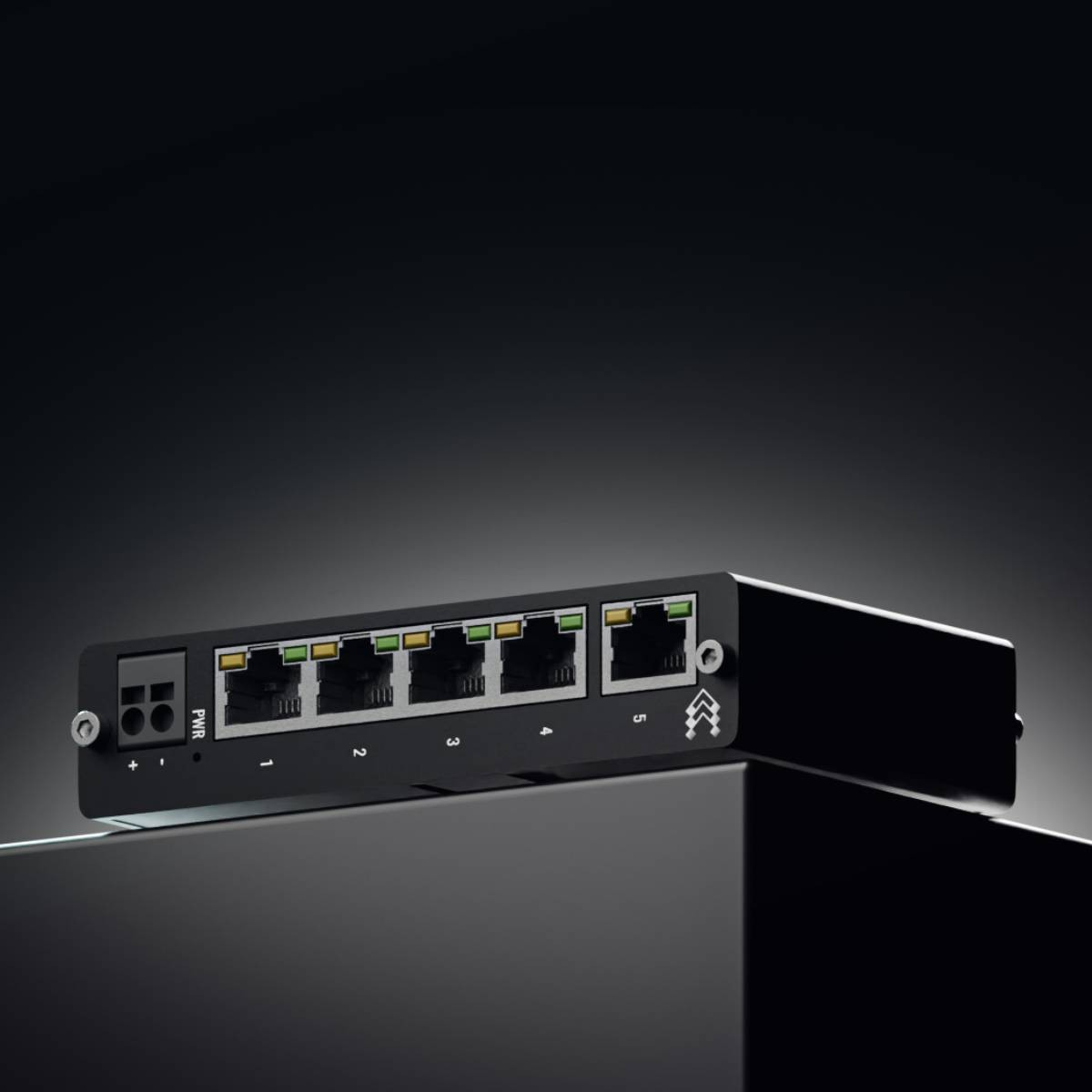 Czarny przełącznik sieciowy z pięcioma portami na ciemnym tle.