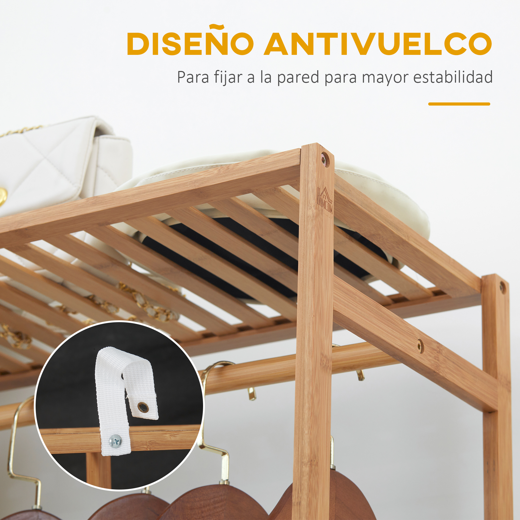 Un bolso blanco y zapatos en un estante de madera con perchas debajo.