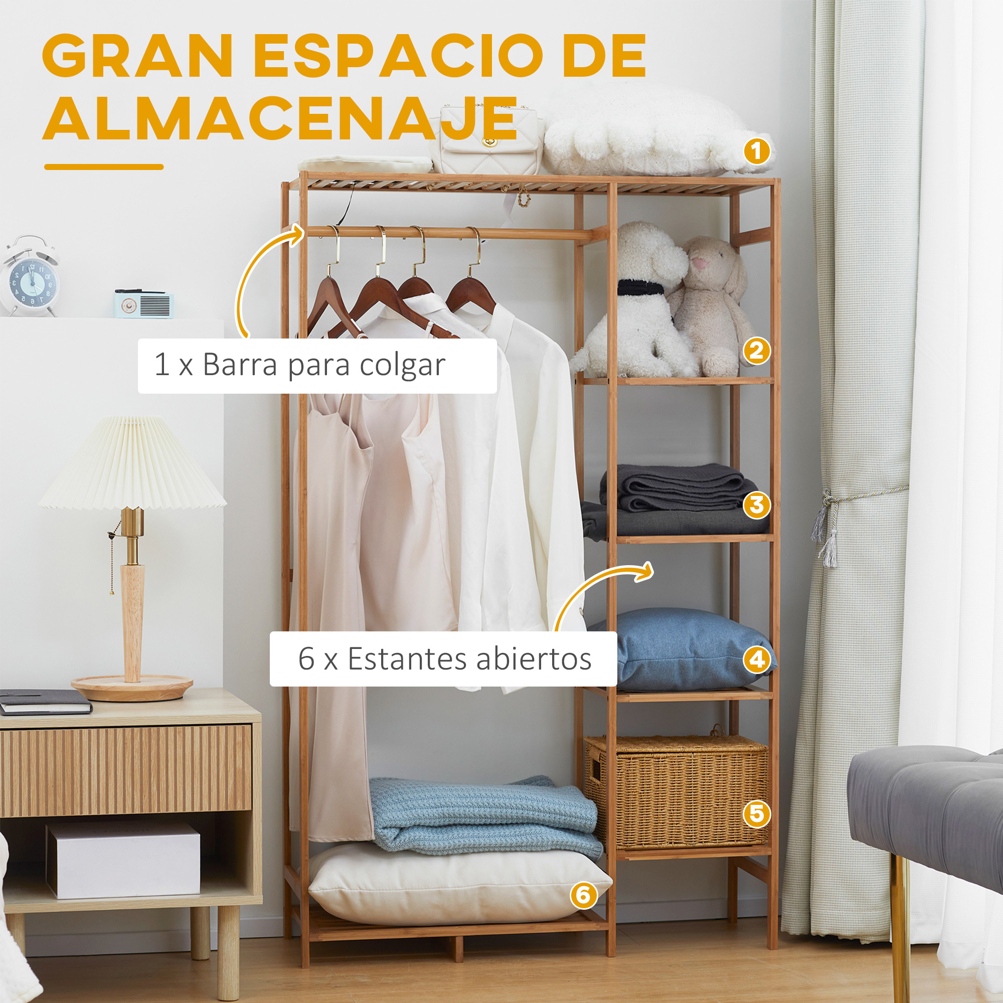 Un perchero de bambú con ropa, juguetes y mantas. Al lado hay una mesita de noche.