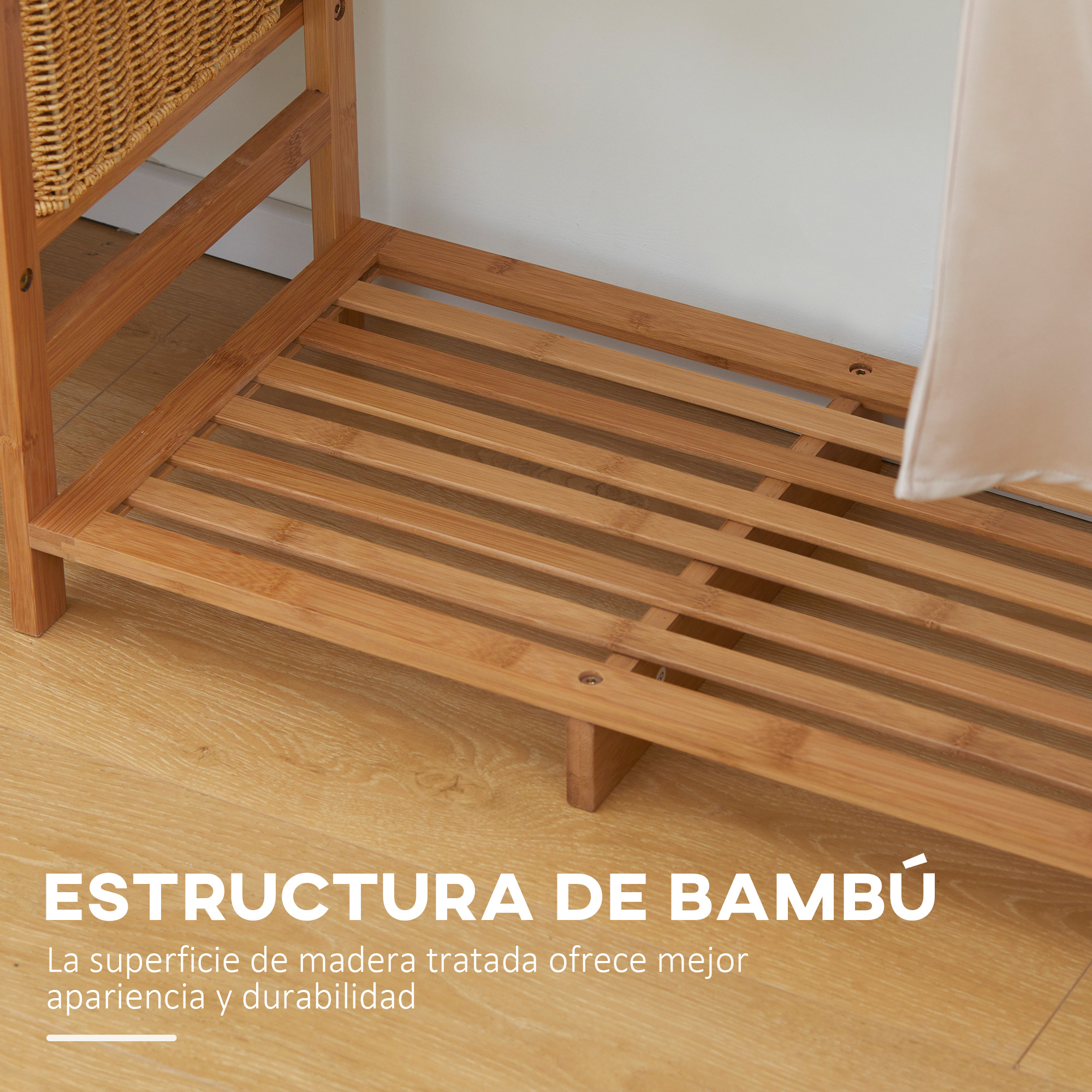 Estante de bambú con base de listones y cesto de mimbre. Veta natural.