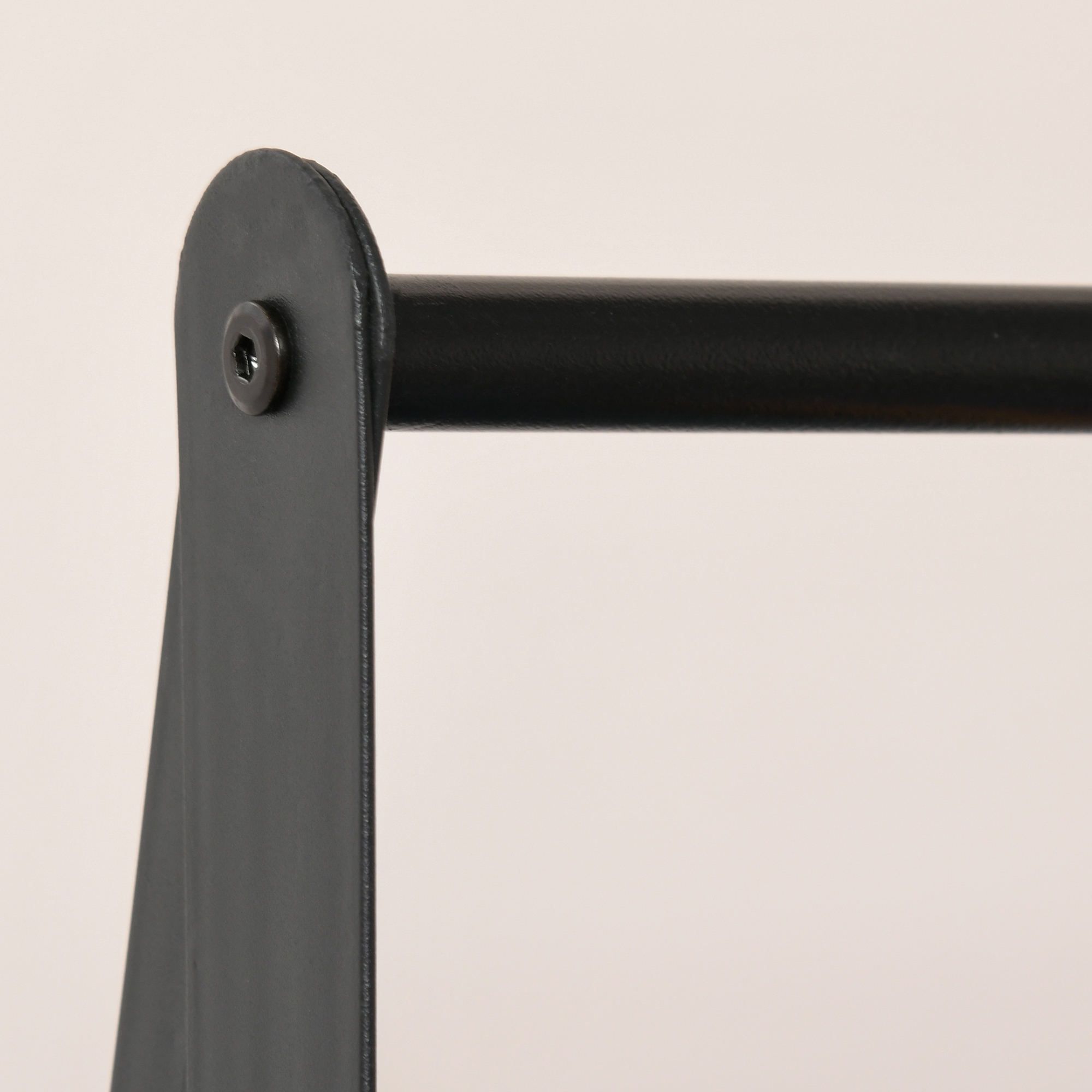 Primer plano de un soporte metálico negro con cabeza de tornillo hexagonal.