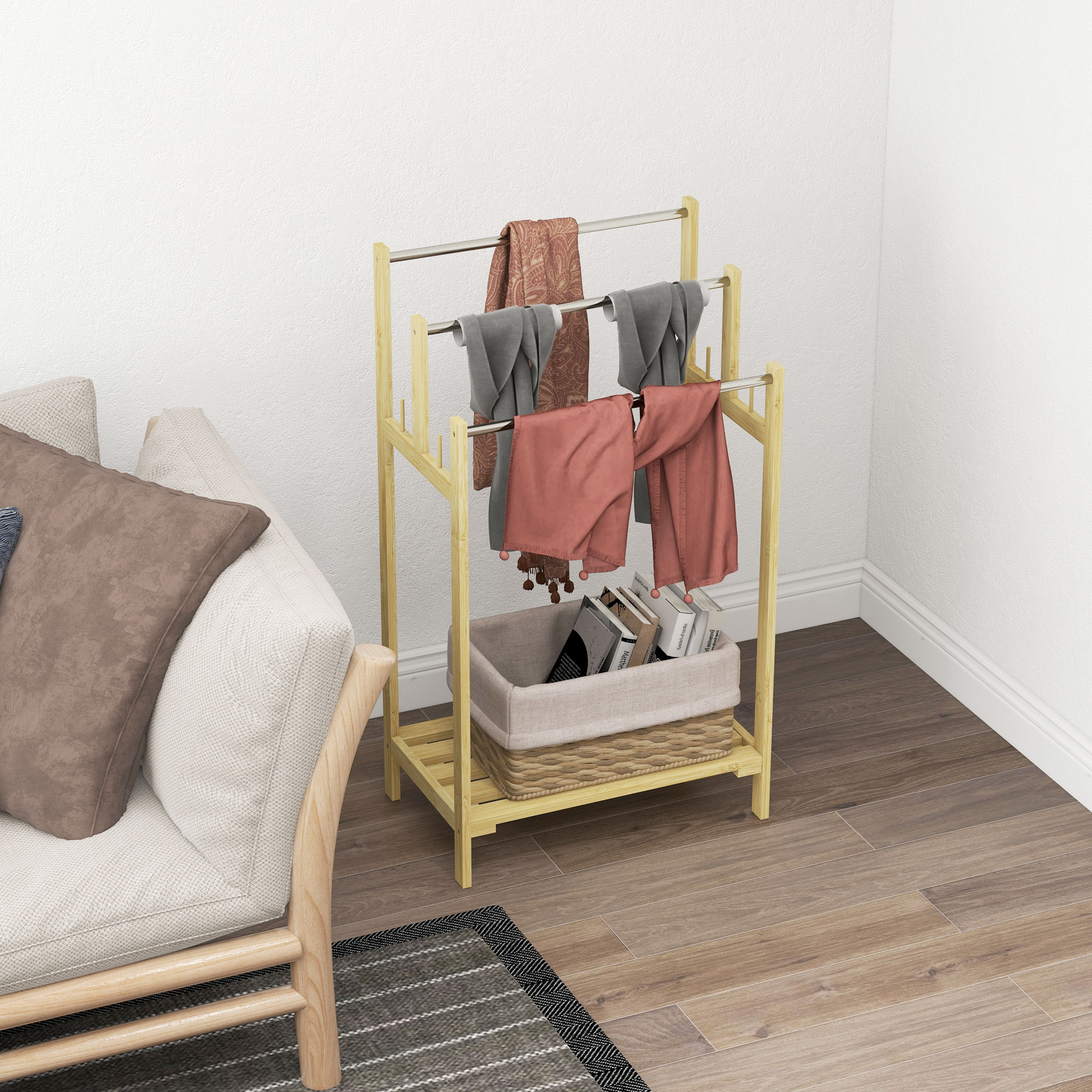 Un perchero de madera con bufandas y libros junto a un sofá.