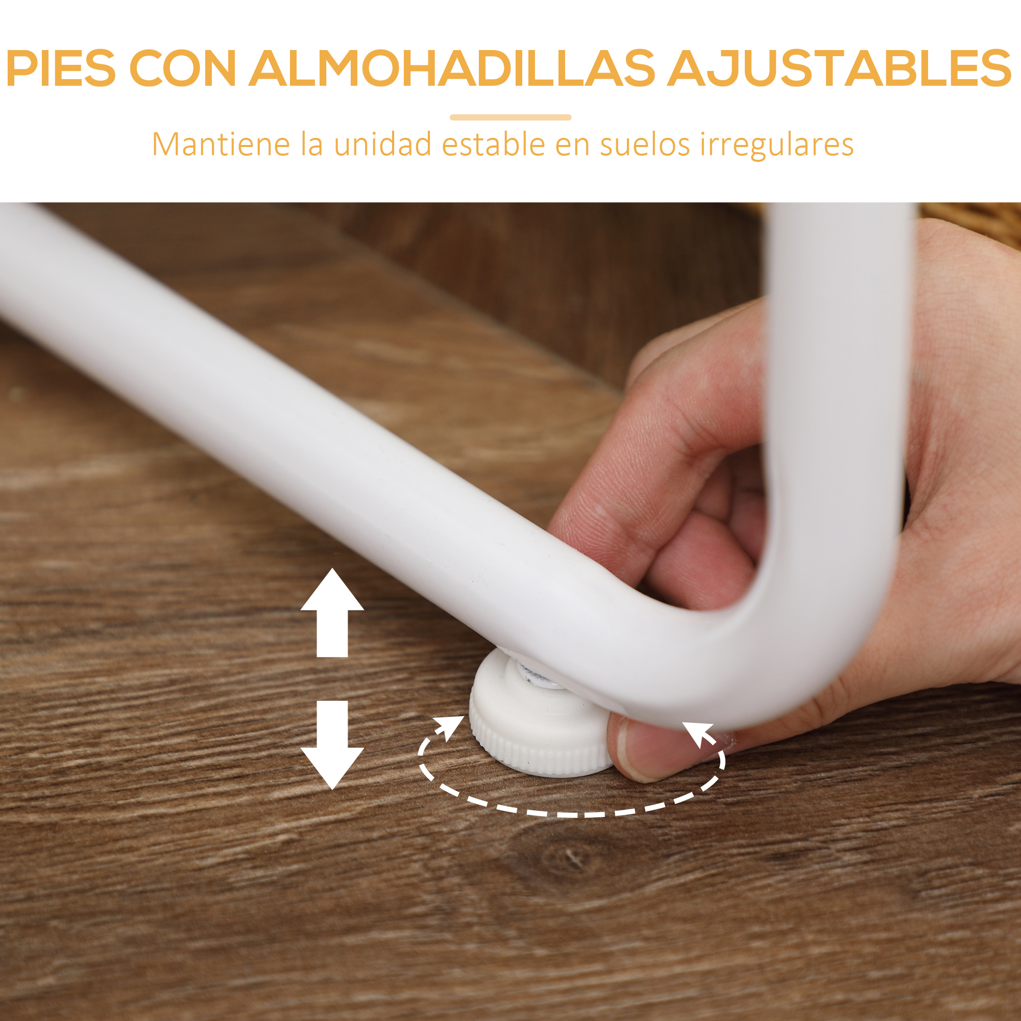 Una mano ajusta un pie blanco ajustable sobre un suelo de madera.