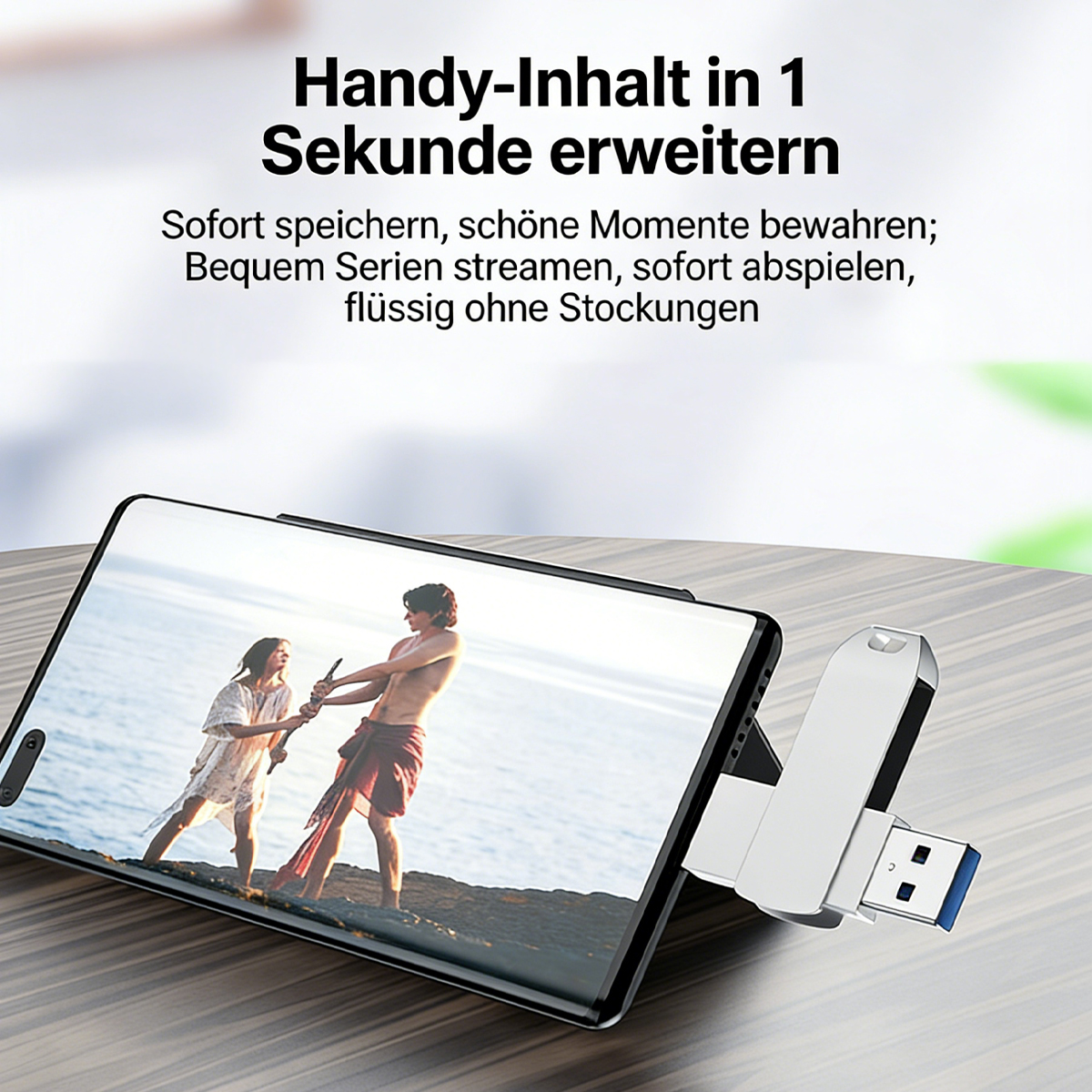Ein Handy zeigt ein Paar am Strand; ein USB-Stick steckt darin.