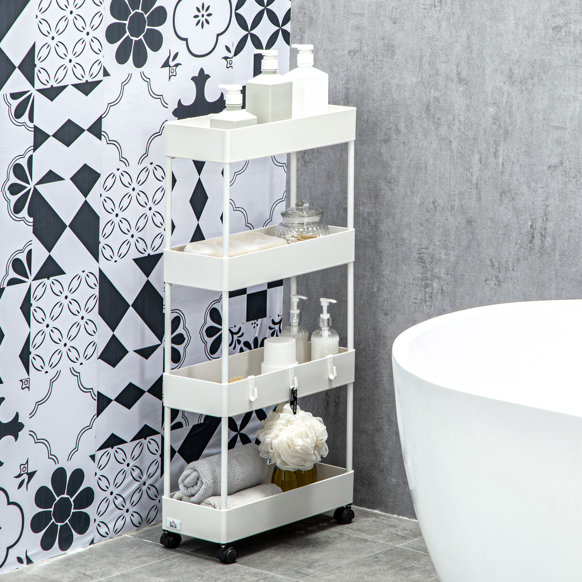 Un carrito blanco con ruedas y artículos de baño junto a una bañera.