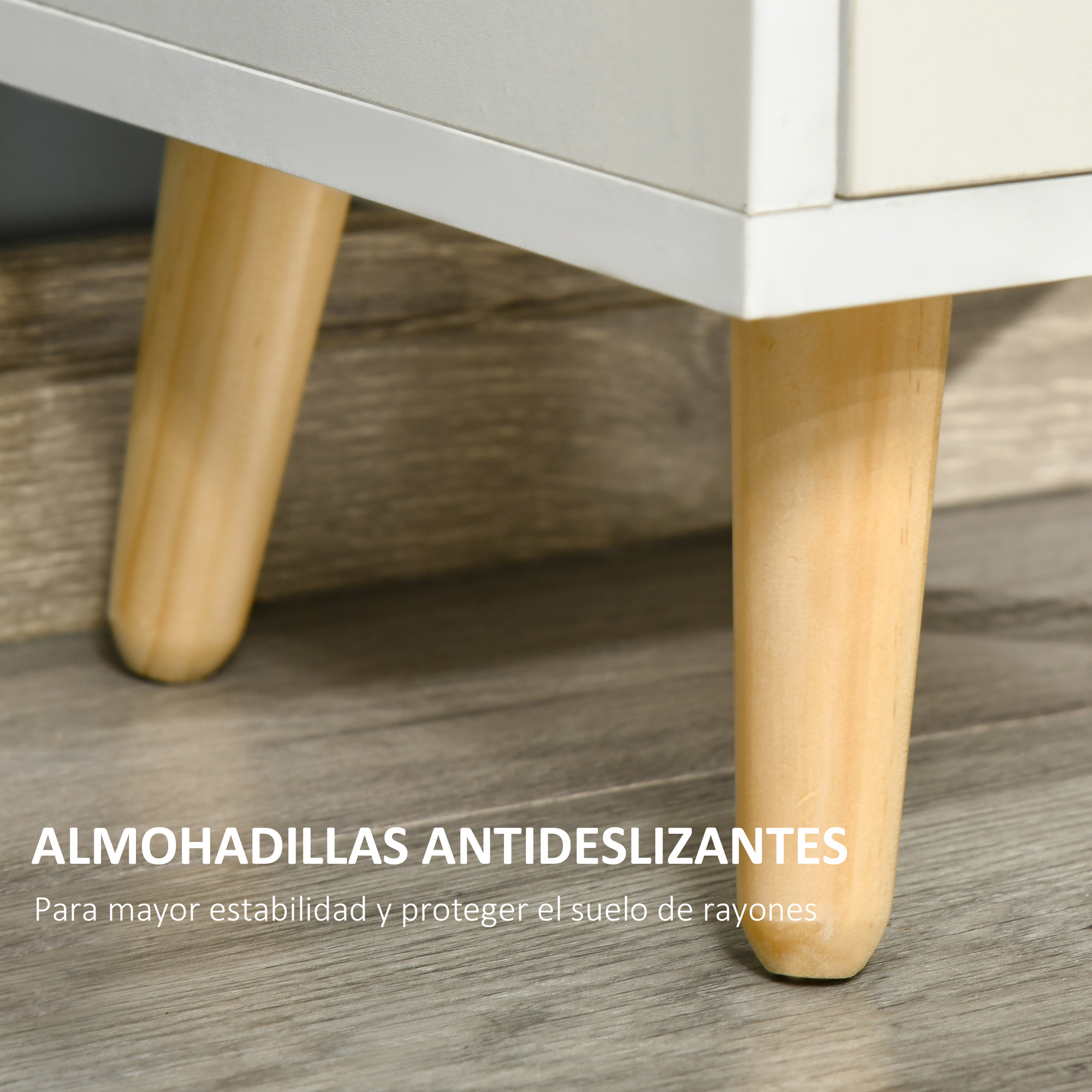 Primer plano de tres patas de muebles de madera sobre un suelo de madera.